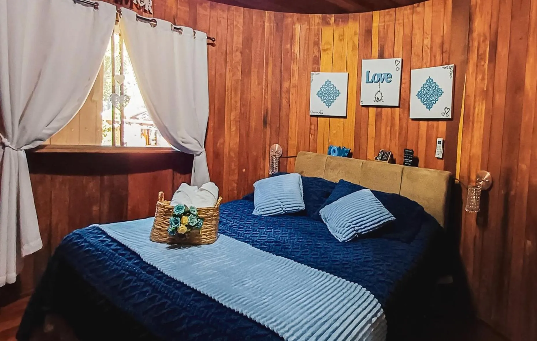 Decorative detail, Bed in Chalé Temático em Pipa de Vinho - Parada da Pipa Chalés