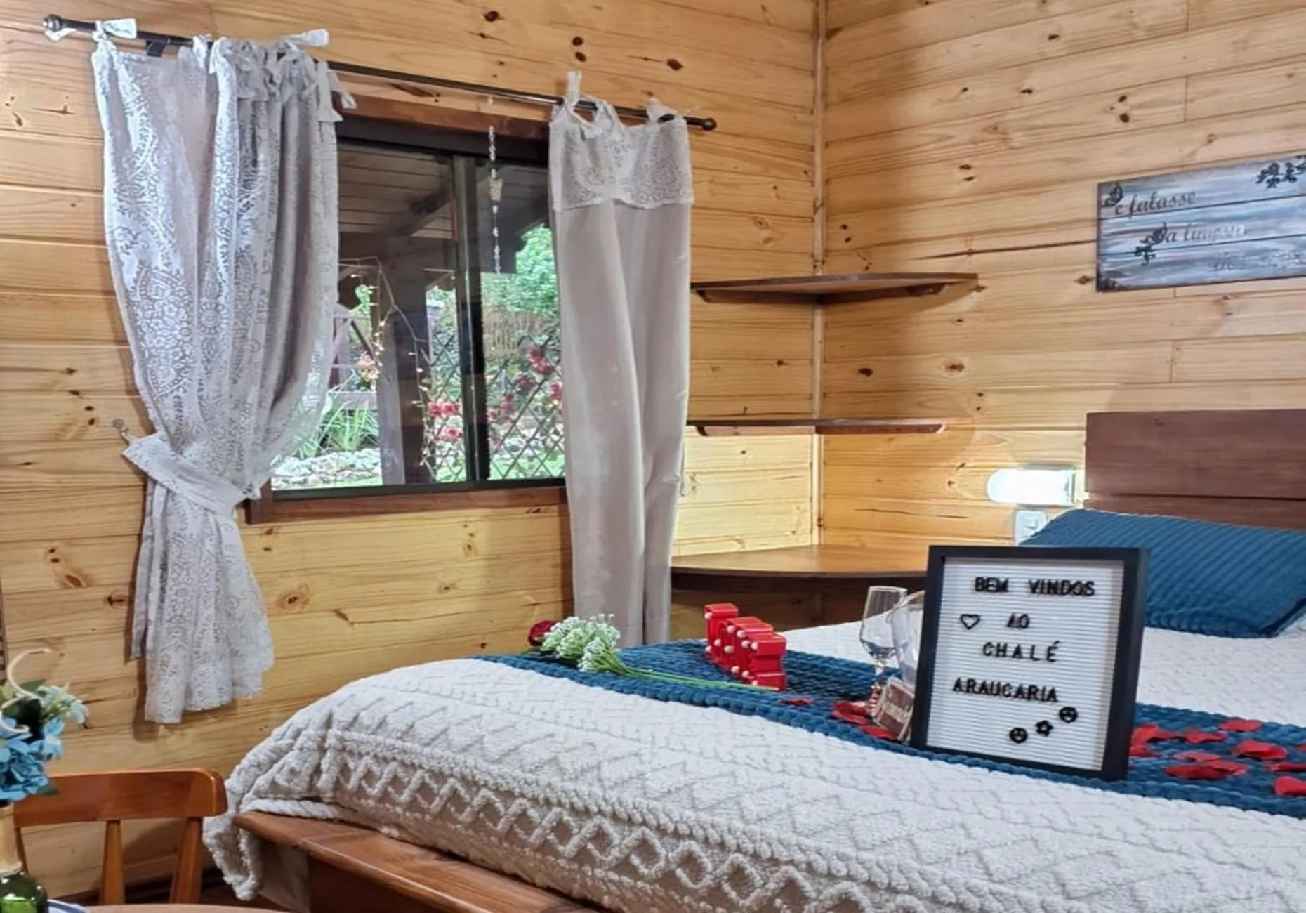 Bedroom, Bed in Chalé Temático em Pipa de Vinho - Parada da Pipa Chalés