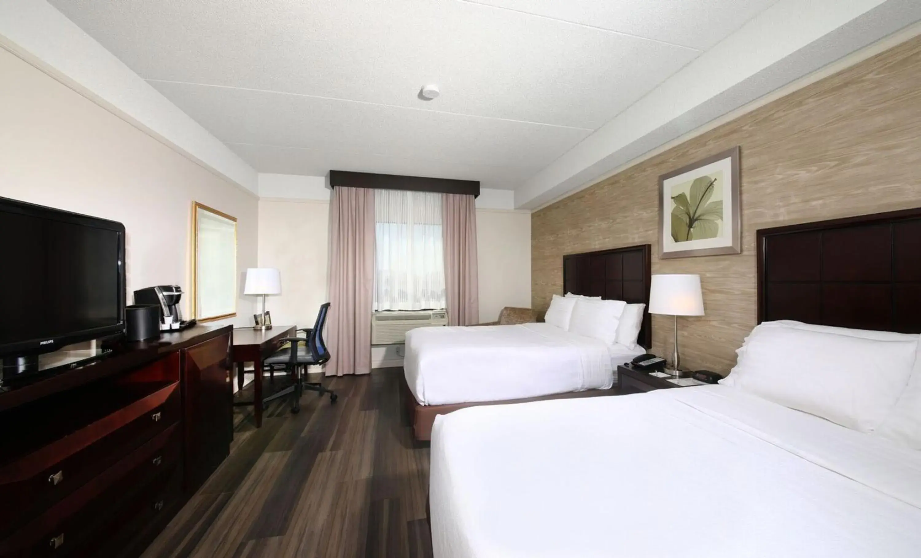 Photo of the whole room, Bed in Holiday Inn Windsor - Ambassador Bridge by IHG Photo of the whole room, Bed in Holiday Inn Windsor - Ambassador Bridge by IHG