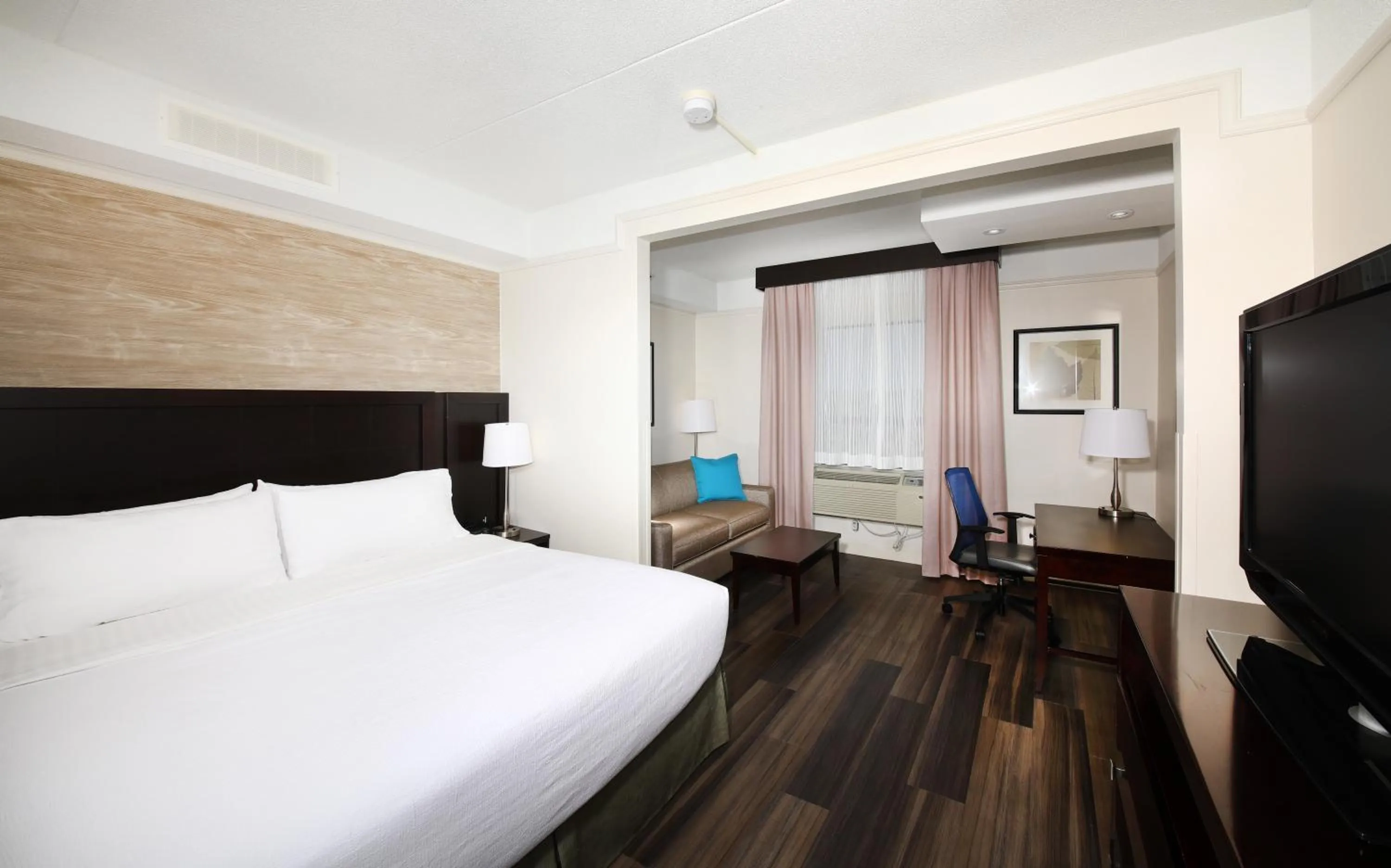 Photo of the whole room, Bed in Holiday Inn Windsor - Ambassador Bridge by IHG