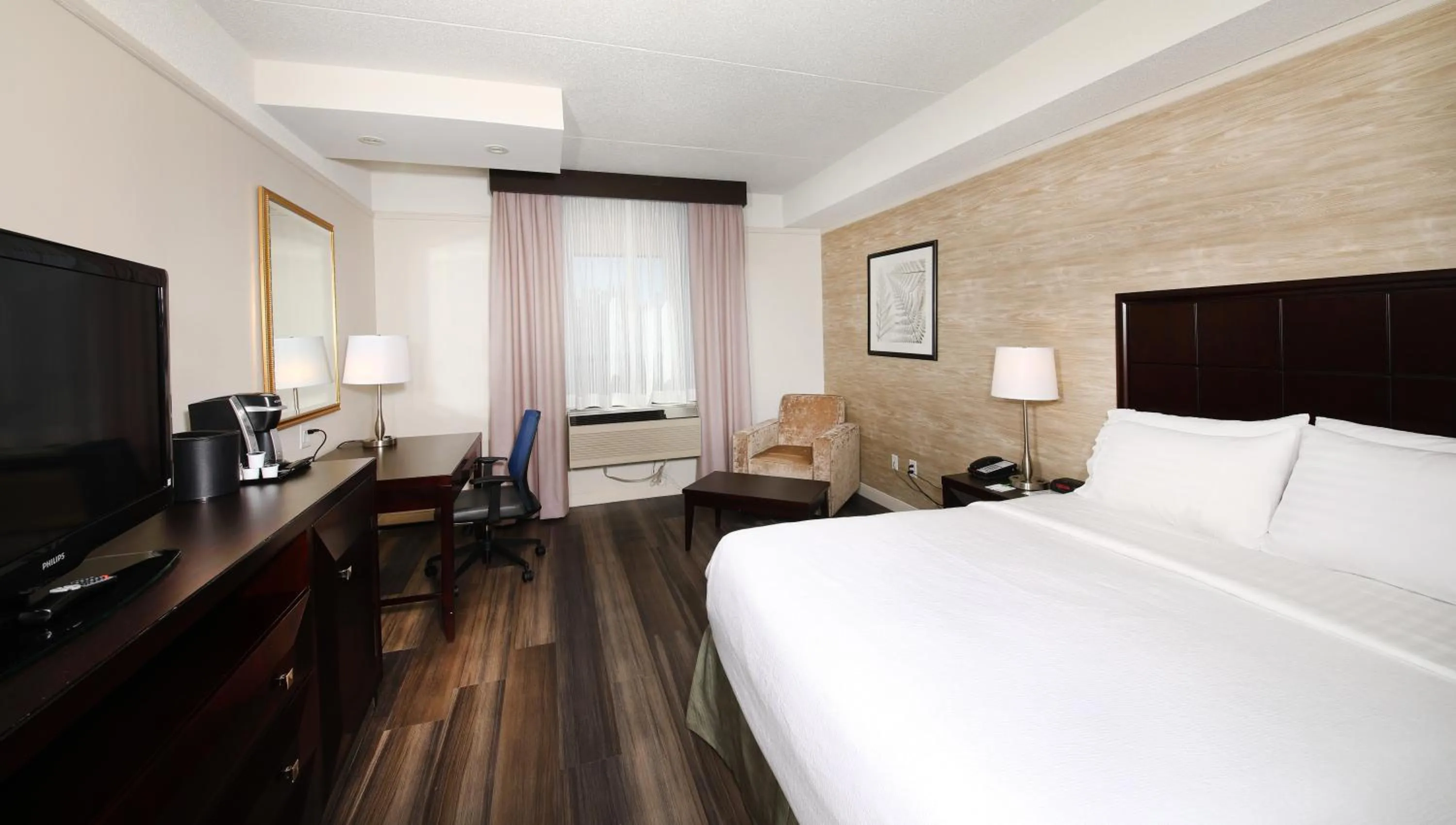 Photo of the whole room, Bed in Holiday Inn Windsor - Ambassador Bridge by IHG