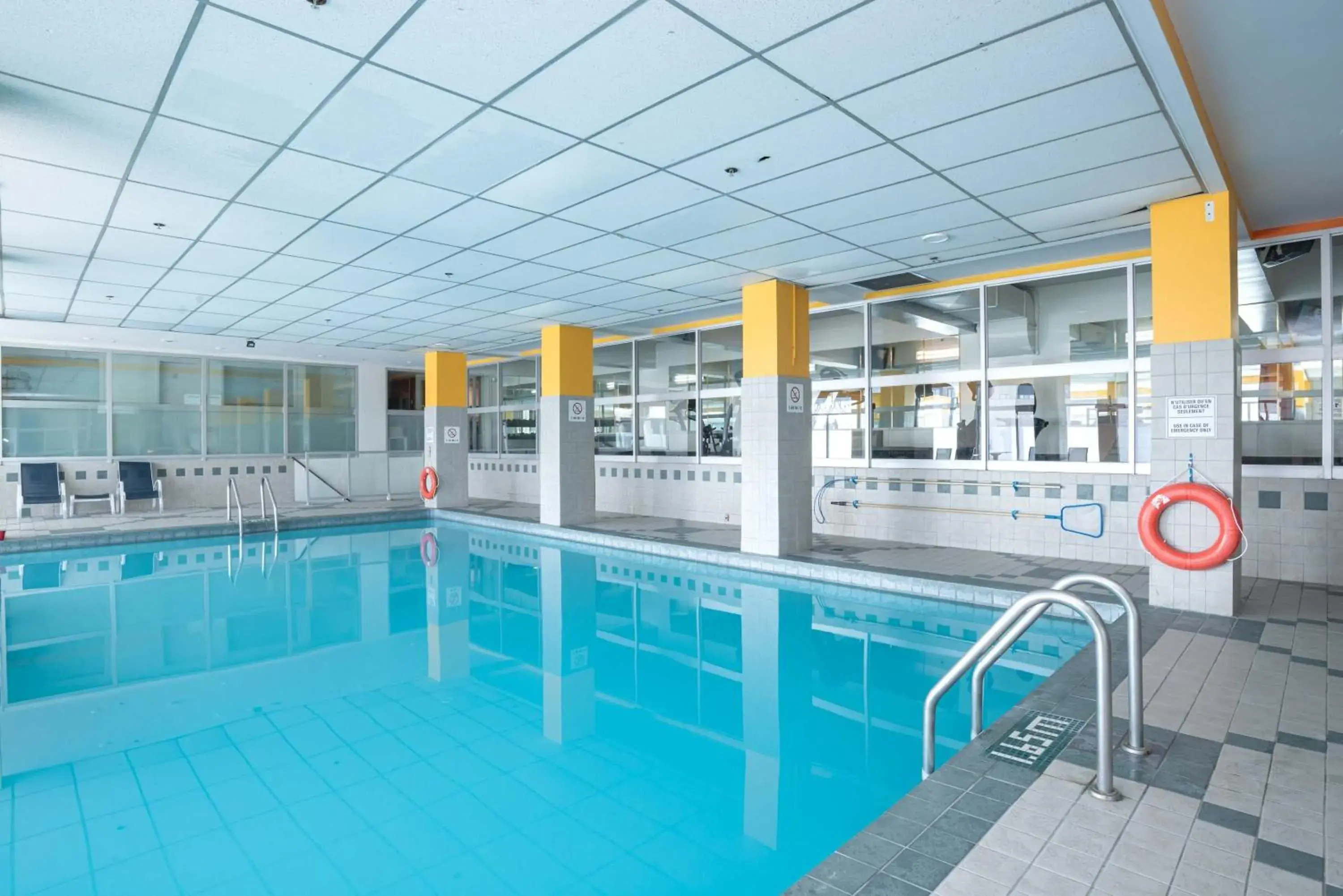 Swimming pool in Sandman Hotel Montreal - Longueuil Swimming pool in Sandman Hotel Montreal - Longueuil