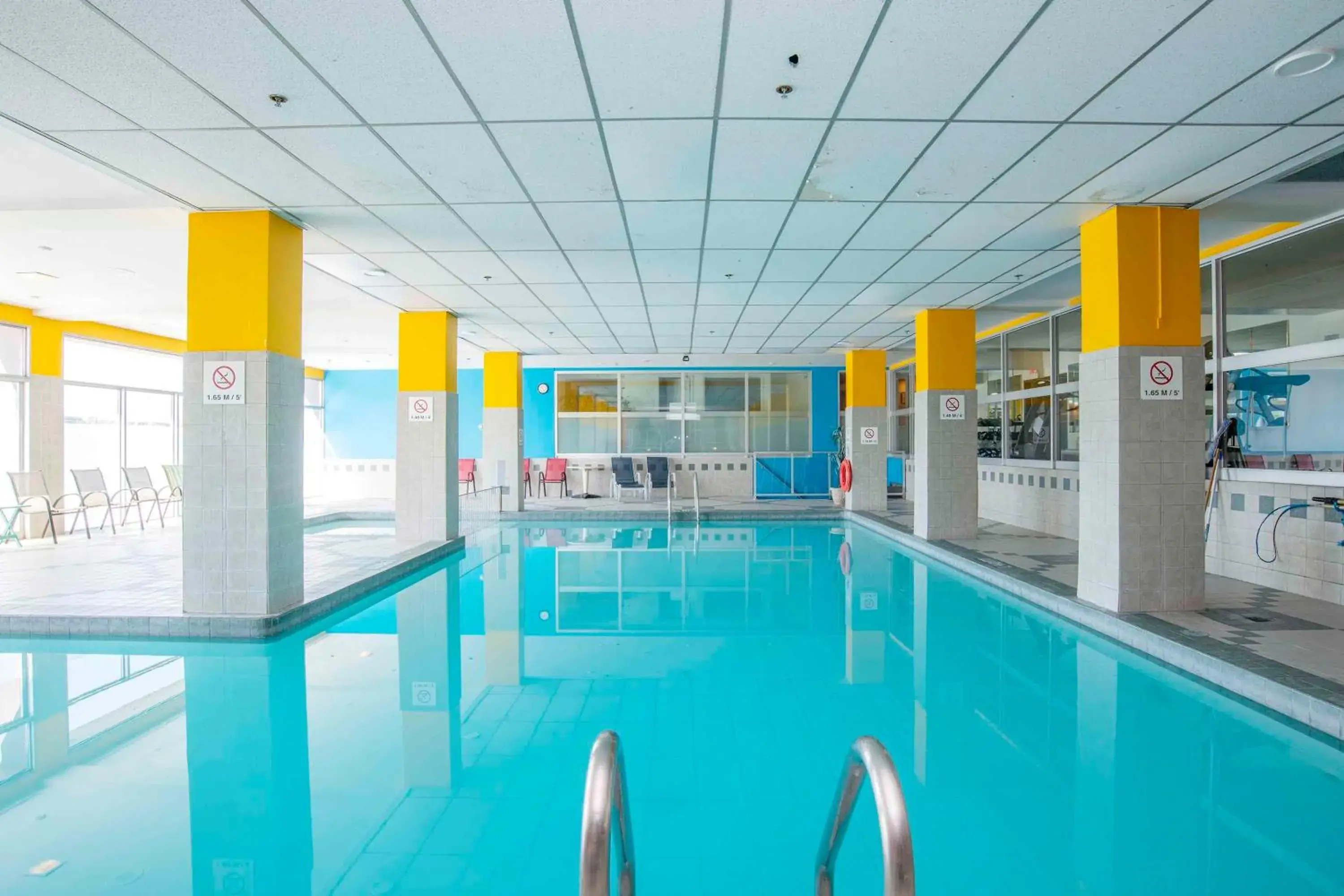 Swimming pool in Sandman Hotel Montreal - Longueuil Swimming pool in Sandman Hotel Montreal - Longueuil