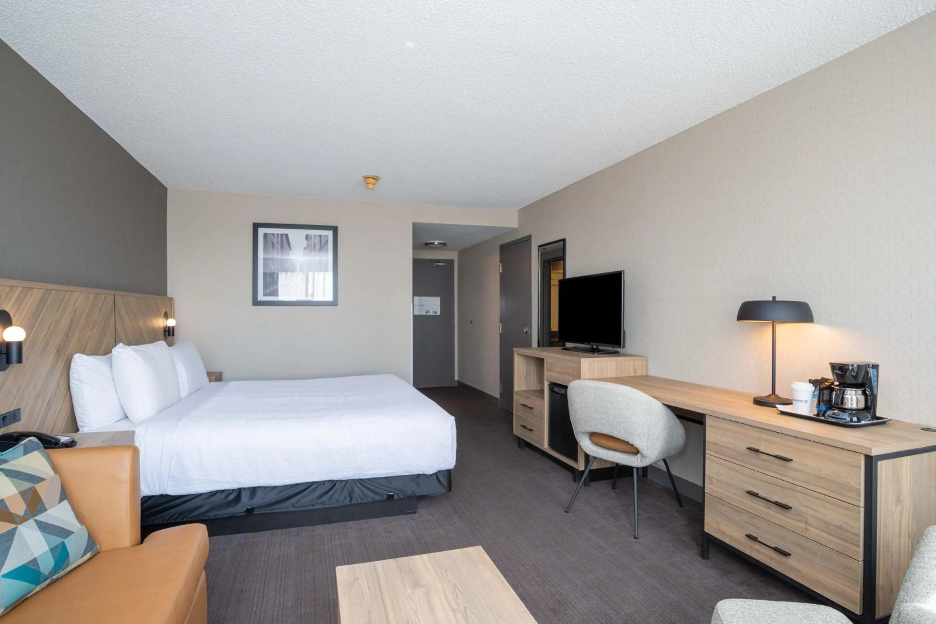 Photo of the whole room, Bed in Sandman Hotel Montreal - Longueuil