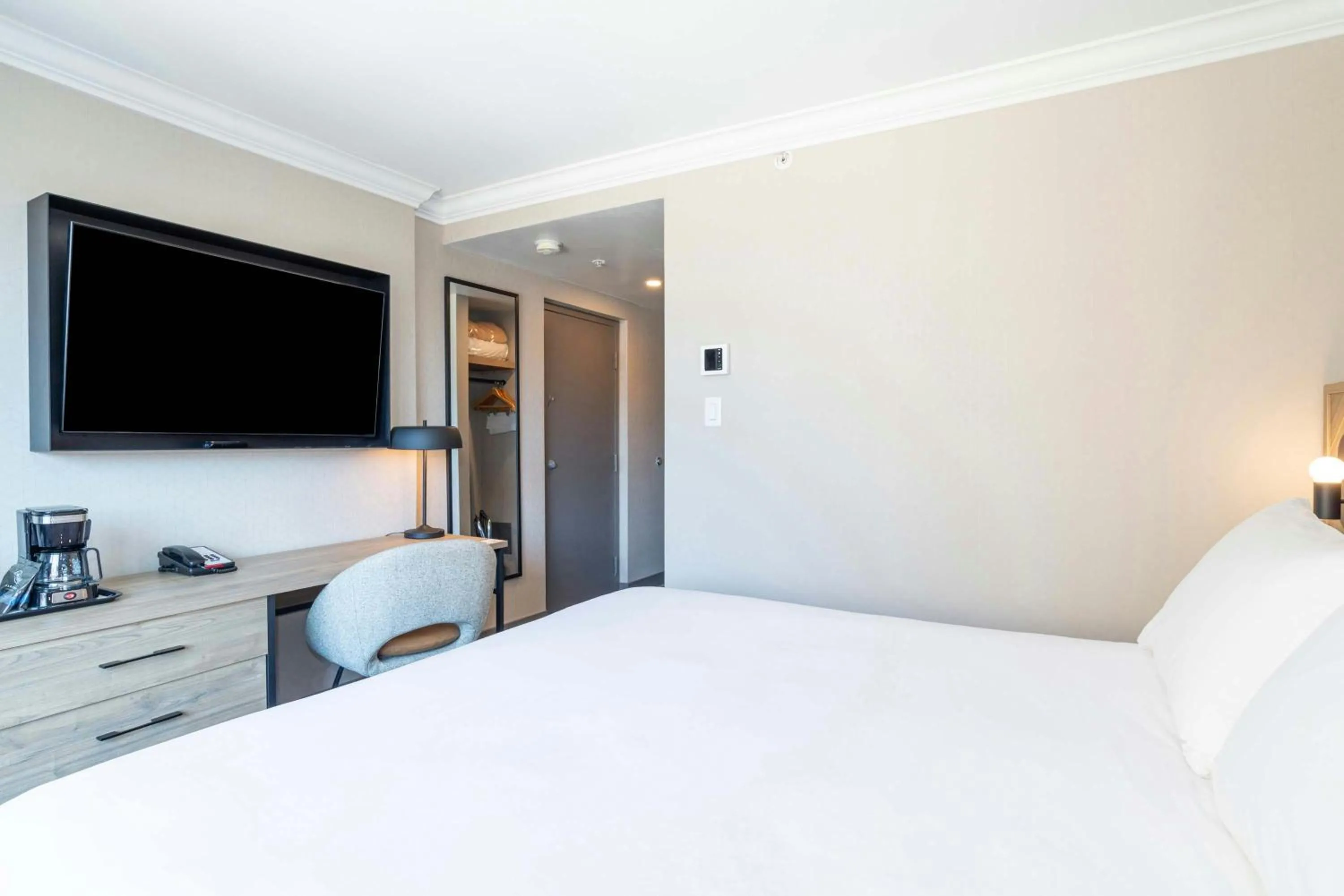 Photo of the whole room, Bed in Sandman Signature Vancouver Downtown Hotel