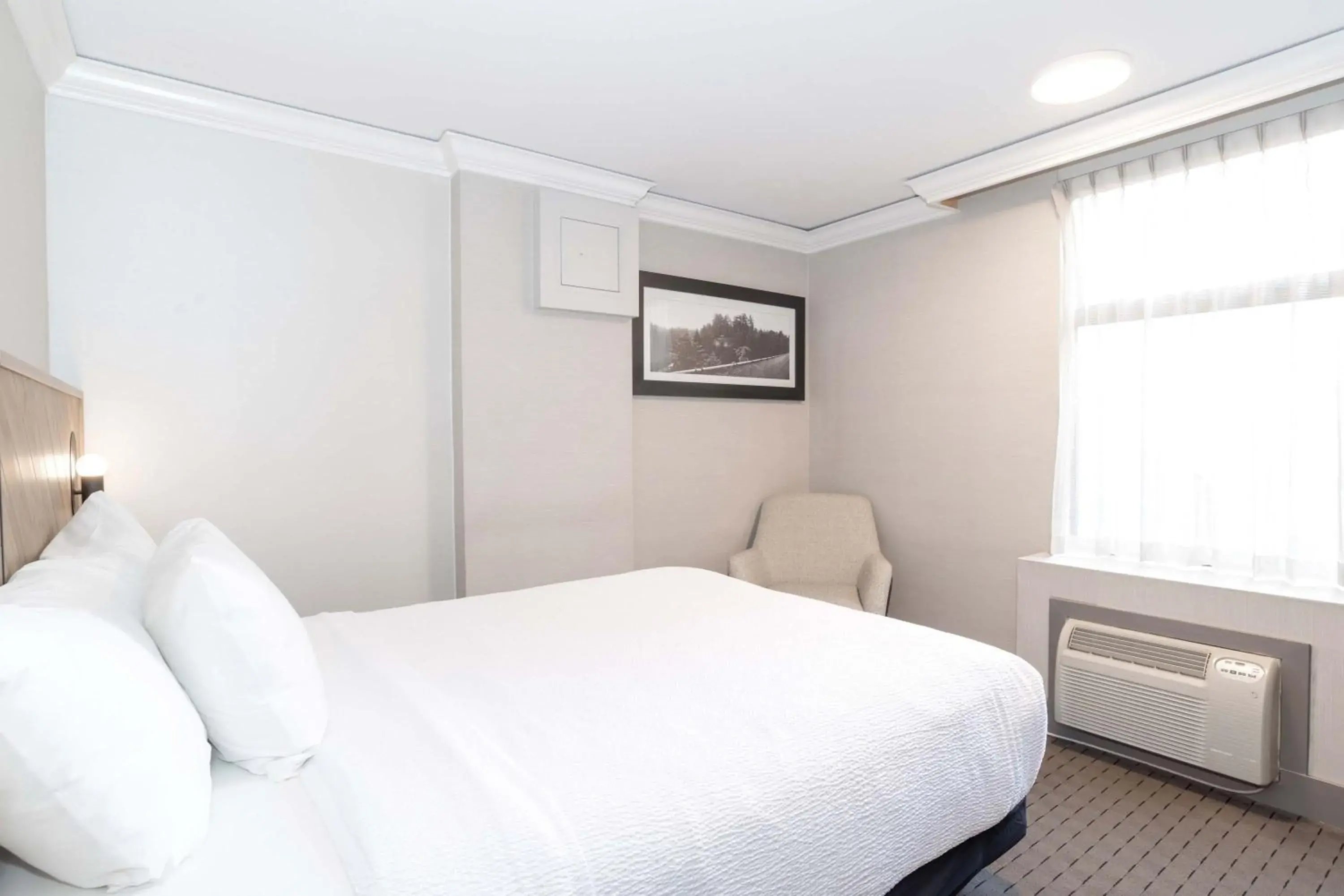 Photo of the whole room, Bed in Sandman Signature Vancouver Downtown Hotel Photo of the whole room, Bed in Sandman Signature Vancouver Downtown Hotel