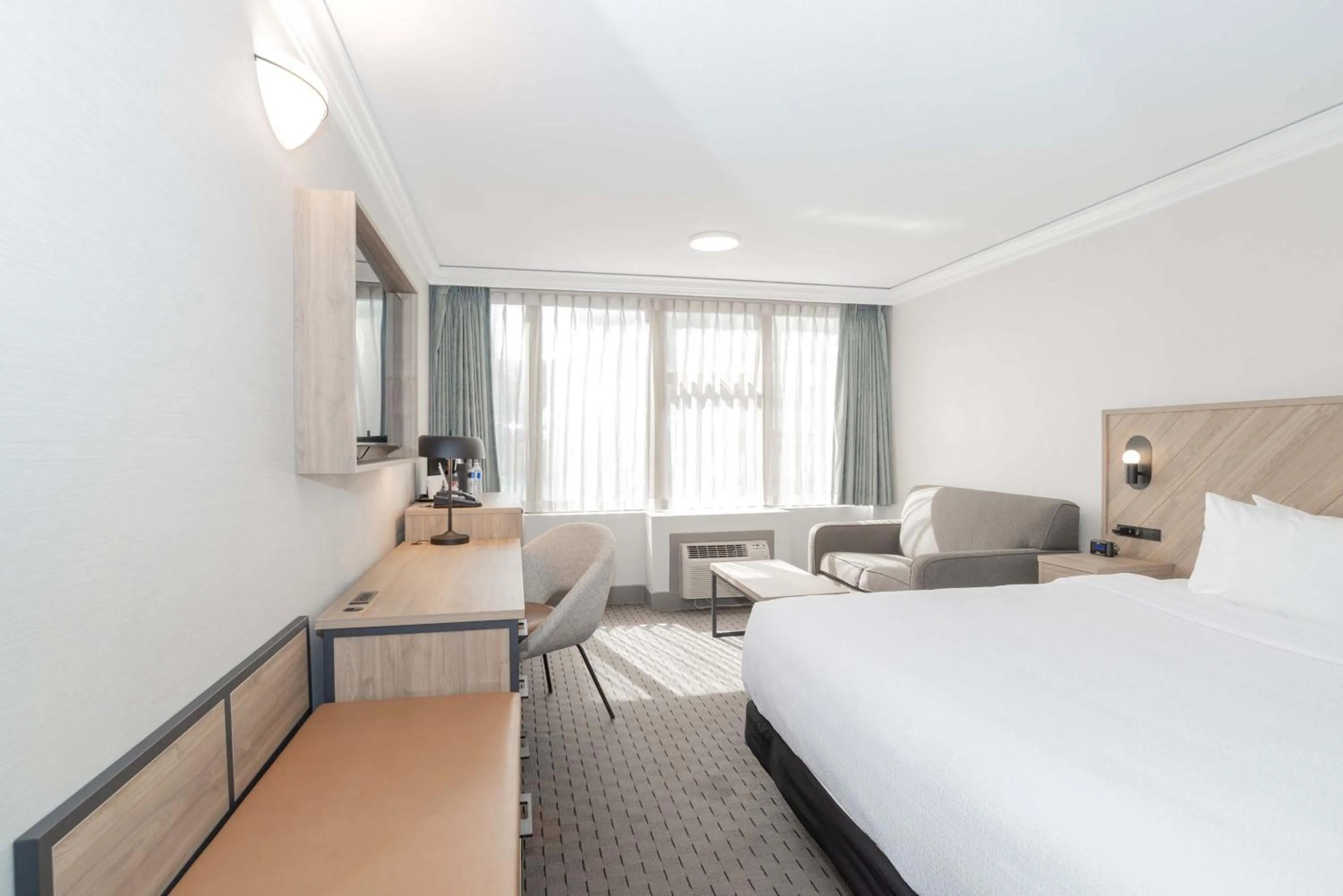 Photo of the whole room, Bed in Sandman Signature Vancouver Downtown Hotel