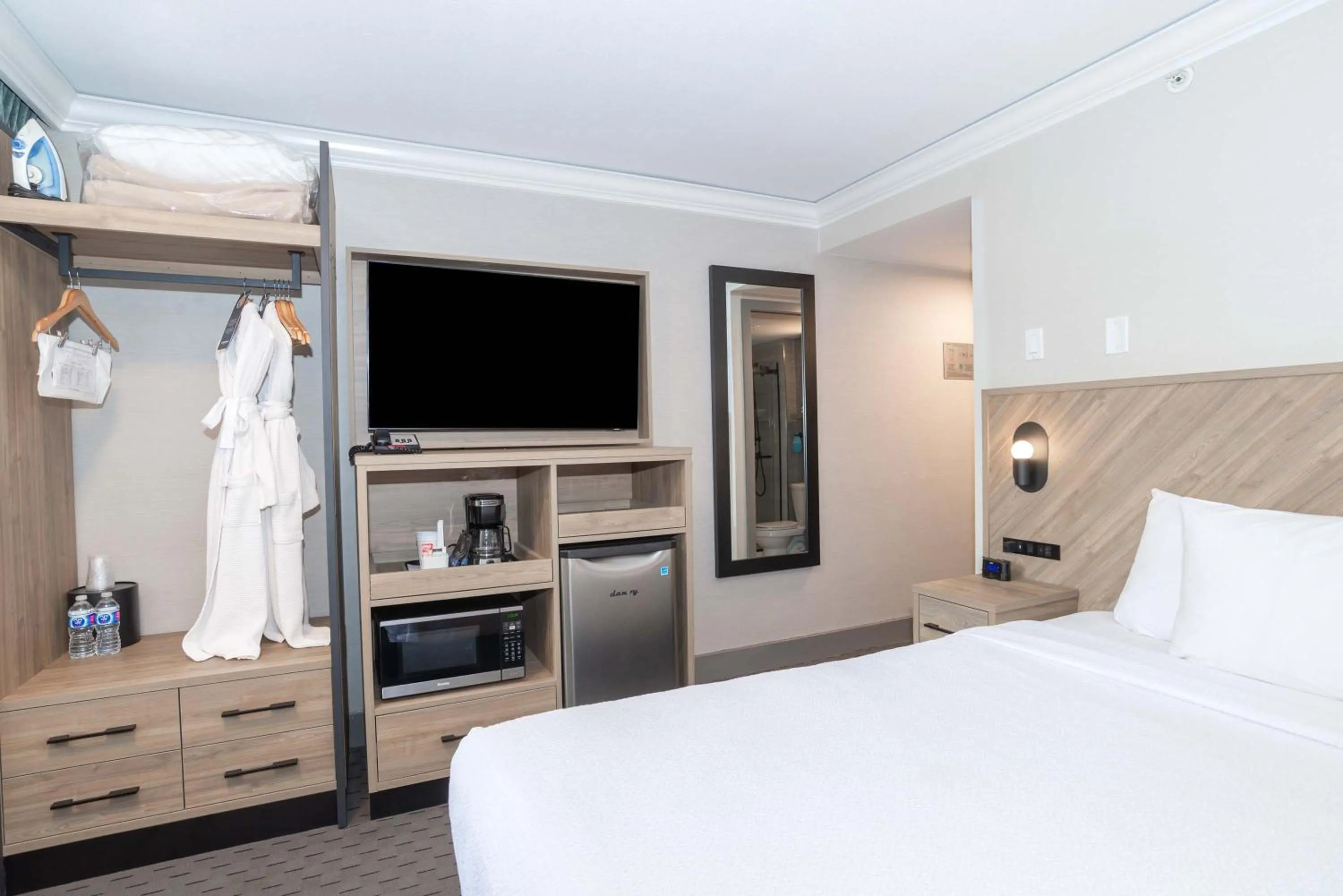 Photo of the whole room, Bed in Sandman Signature Vancouver Downtown Hotel