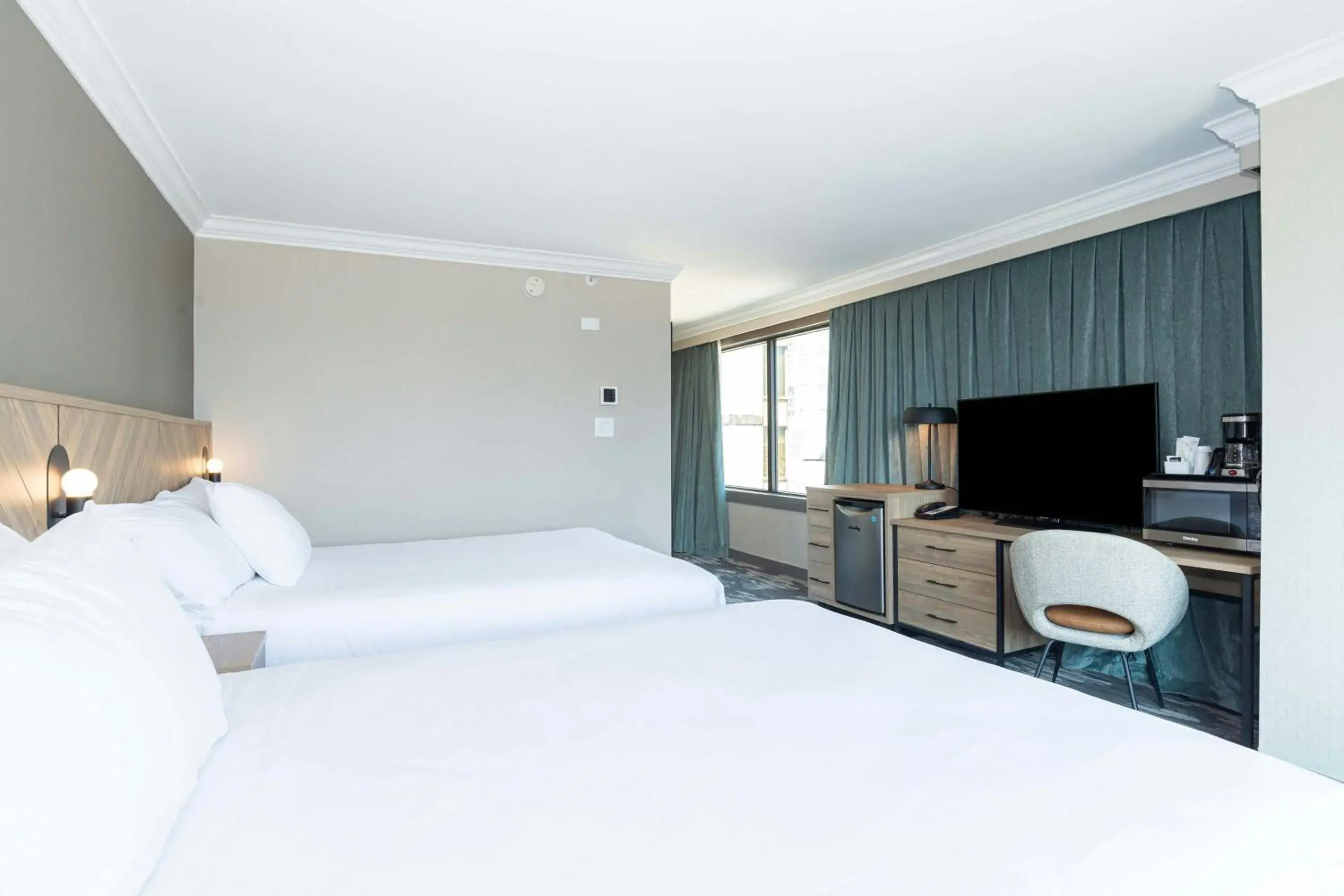 Photo of the whole room, Bed in Sandman Signature Vancouver Downtown Hotel Photo of the whole room, Bed in Sandman Signature Vancouver Downtown Hotel