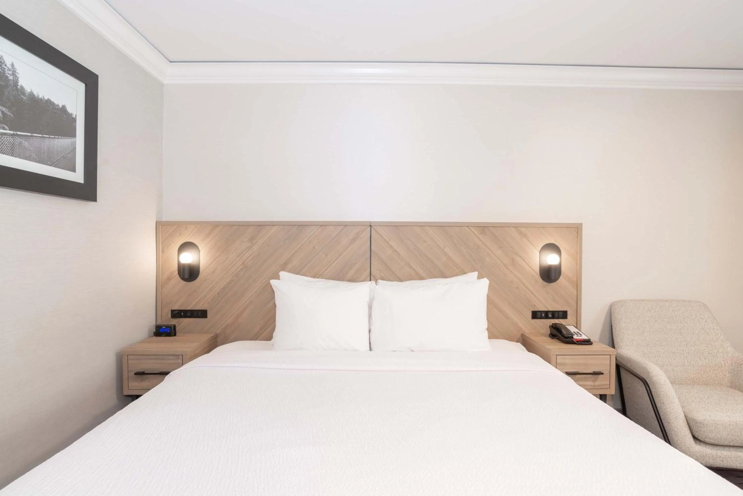 Photo of the whole room, Bed in Sandman Signature Vancouver Downtown Hotel