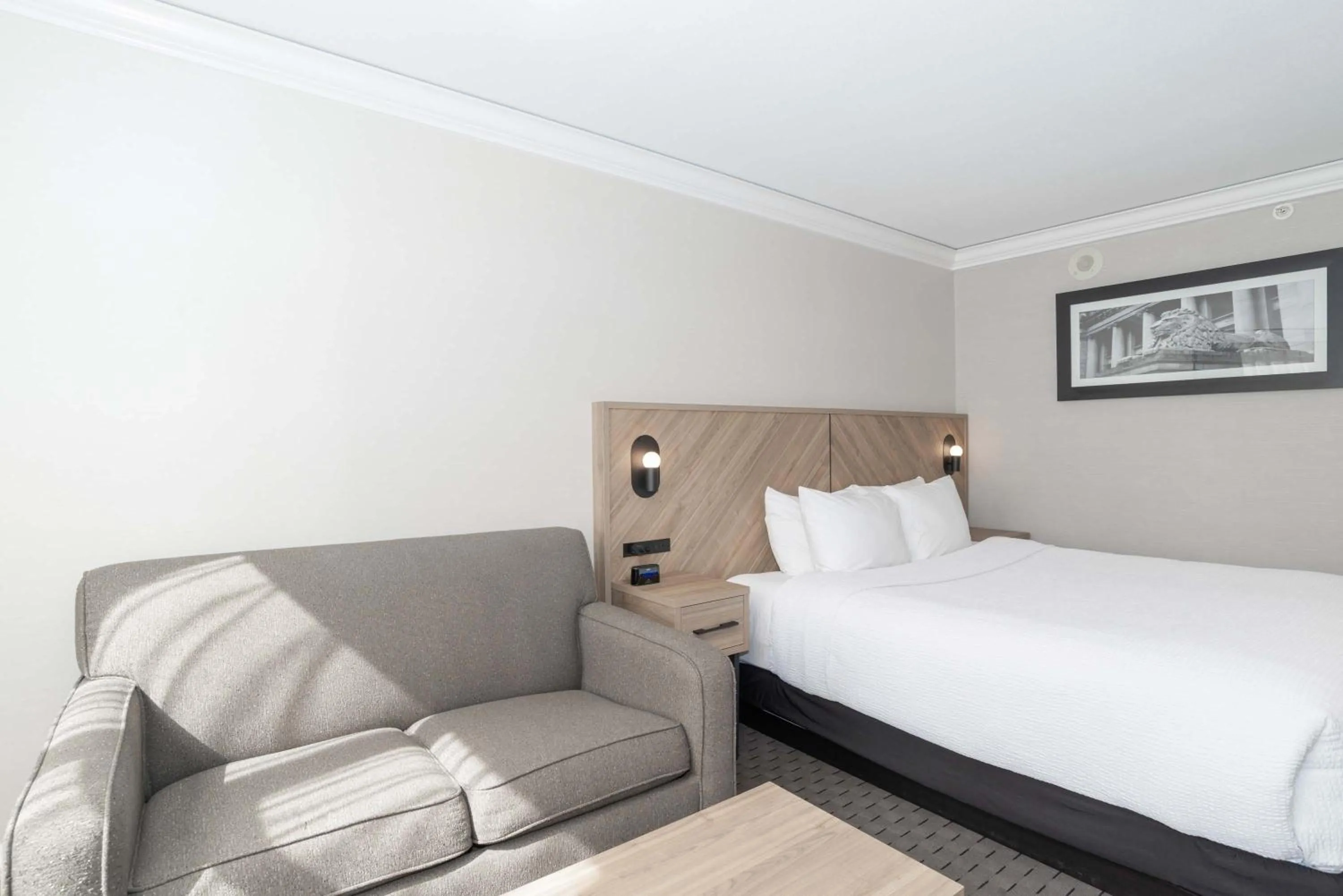 Photo of the whole room, Bed in Sandman Signature Vancouver Downtown Hotel