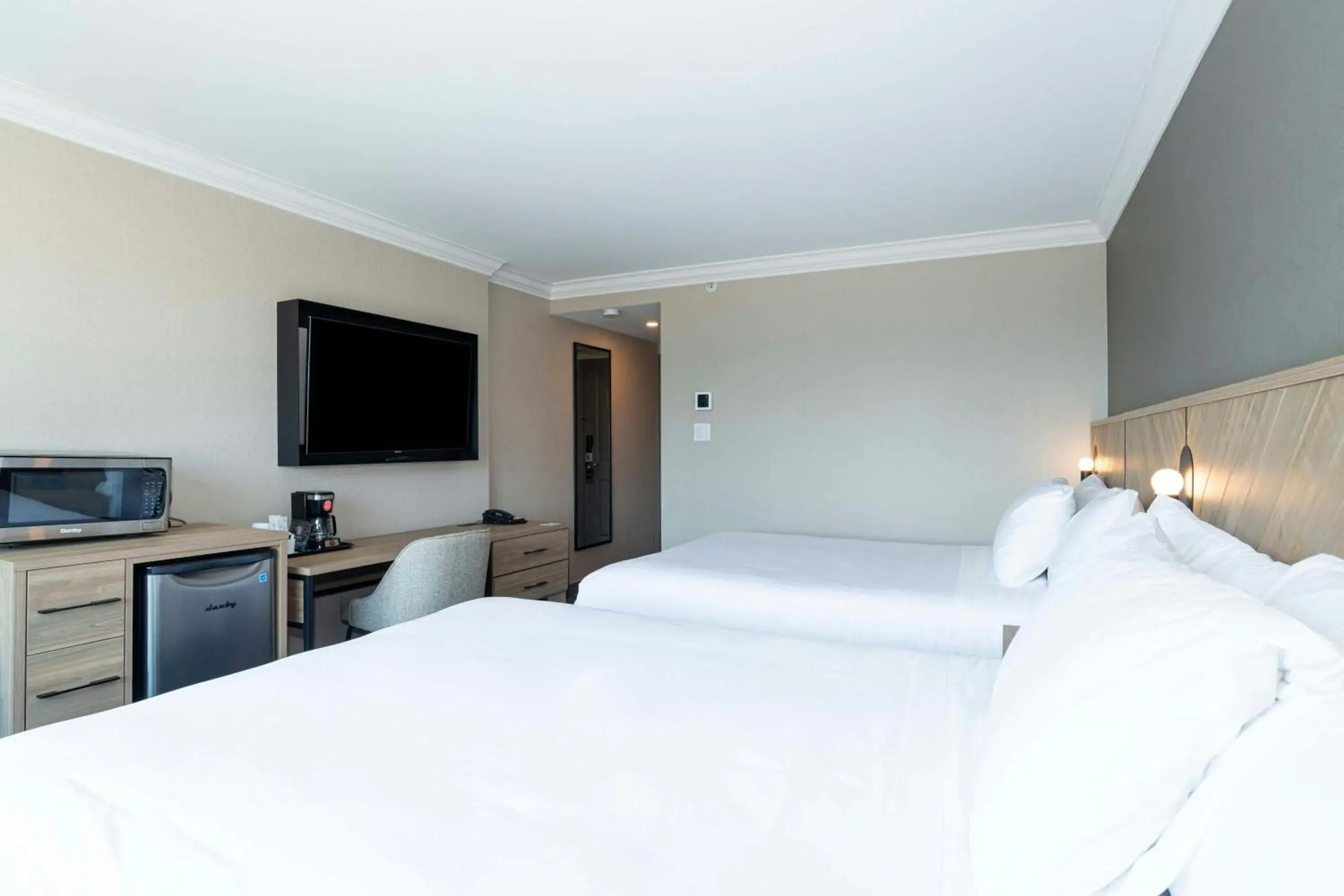 Photo of the whole room, Bed in Sandman Signature Vancouver Downtown Hotel Photo of the whole room, Bed in Sandman Signature Vancouver Downtown Hotel