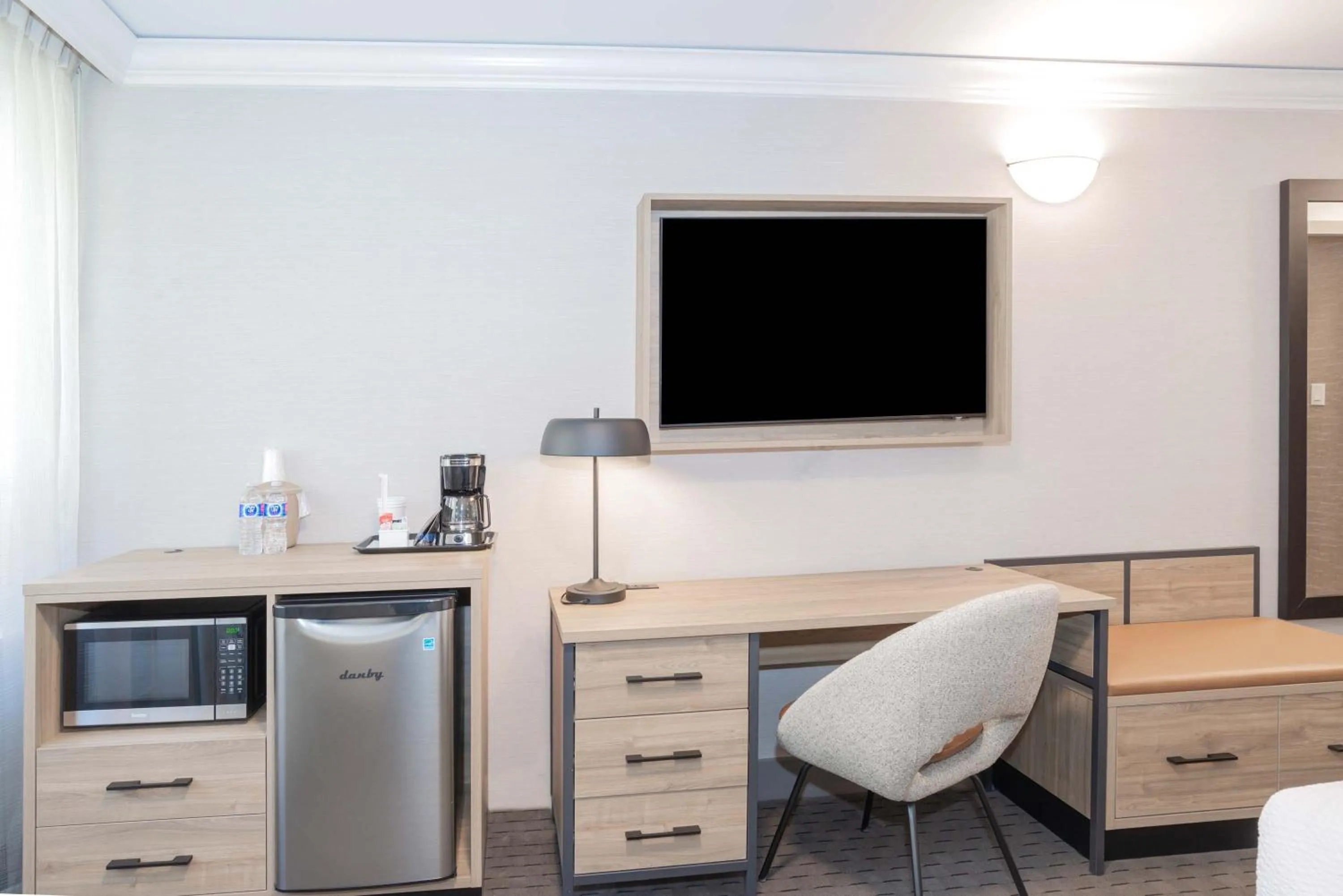 Photo of the whole room in Sandman Signature Vancouver Downtown Hotel