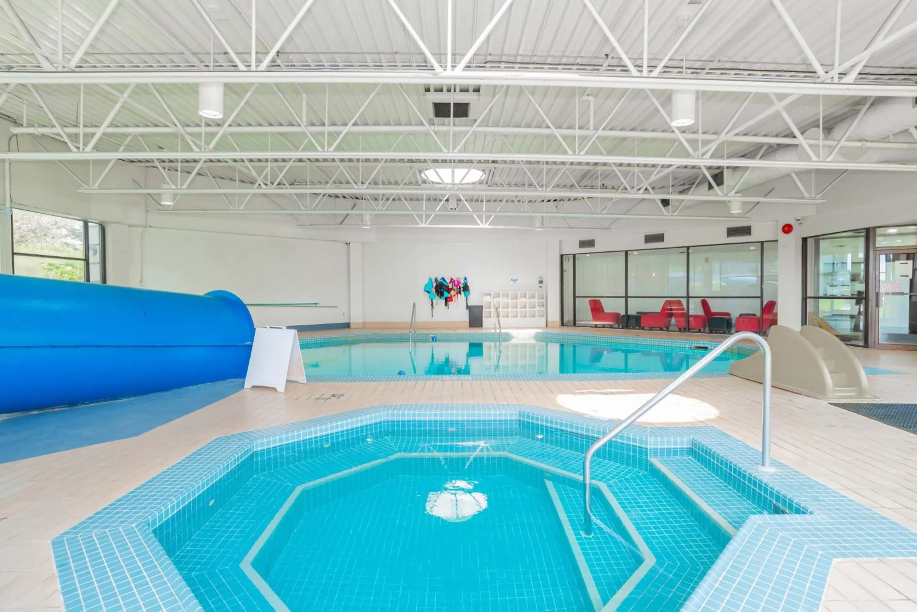 Swimming pool in Sandman Signature Vancouver Airport Hotel & Resort Swimming pool in Sandman Signature Vancouver Airport Hotel & Resort