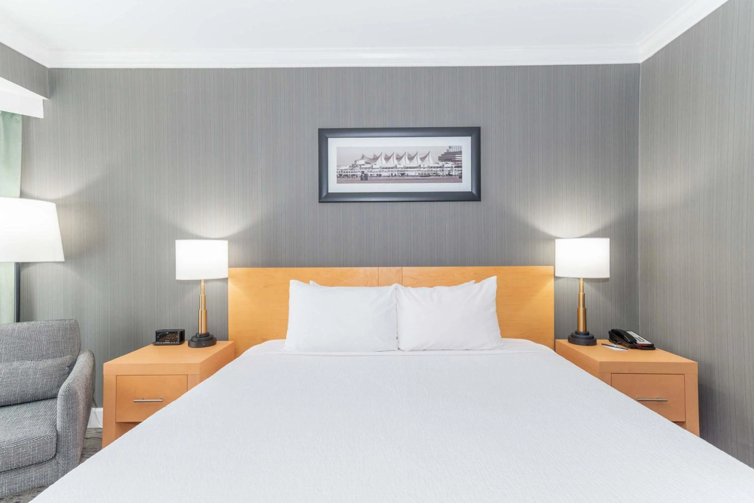 Photo of the whole room, Bed in Sandman Signature Vancouver Airport Hotel & Resort