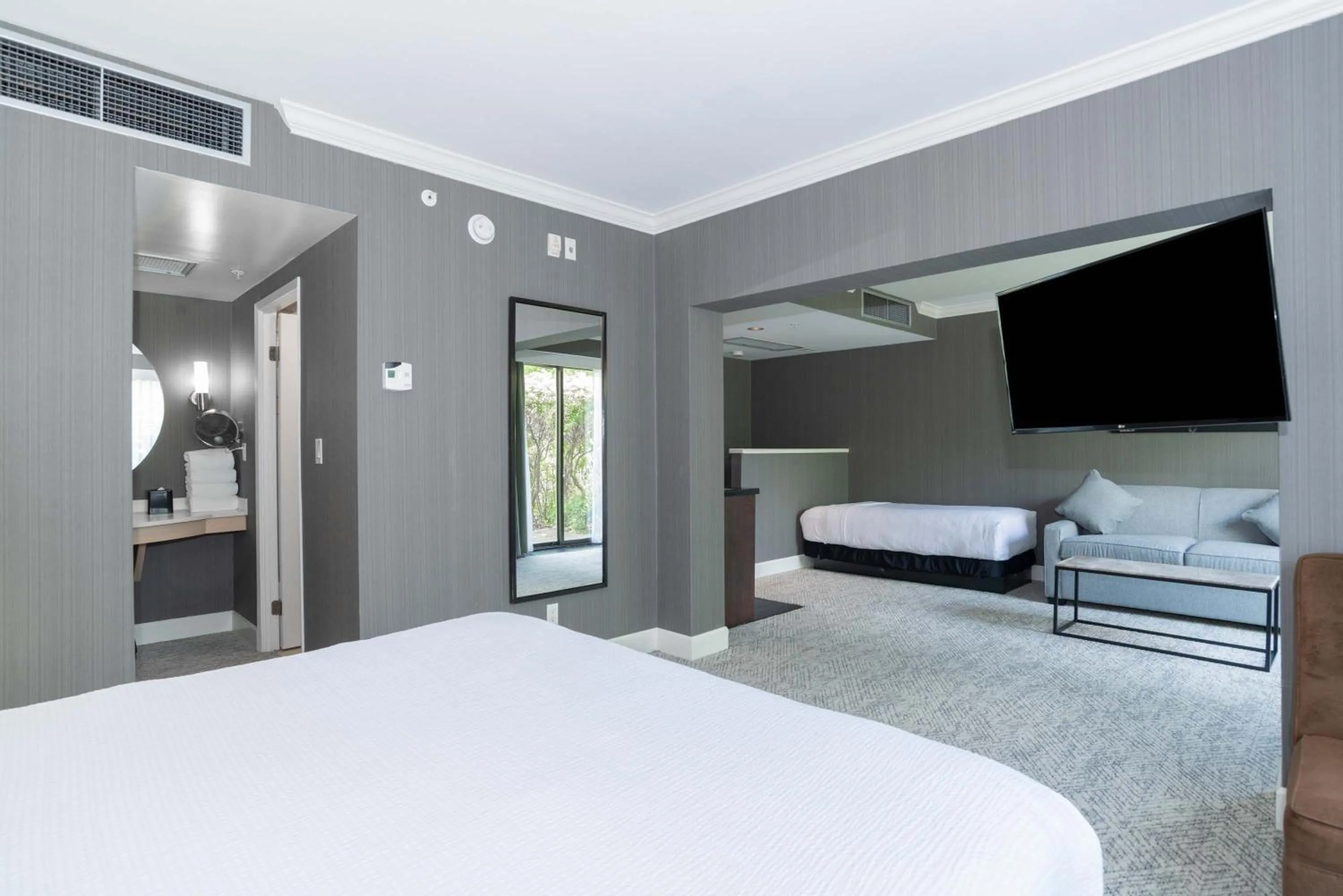 Photo of the whole room, Bed in Sandman Signature Vancouver Airport Hotel & Resort