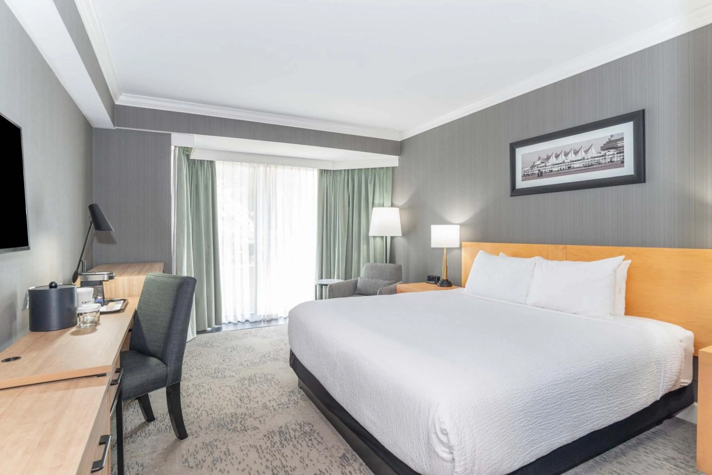 Photo of the whole room, Bed in Sandman Signature Vancouver Airport Hotel & Resort