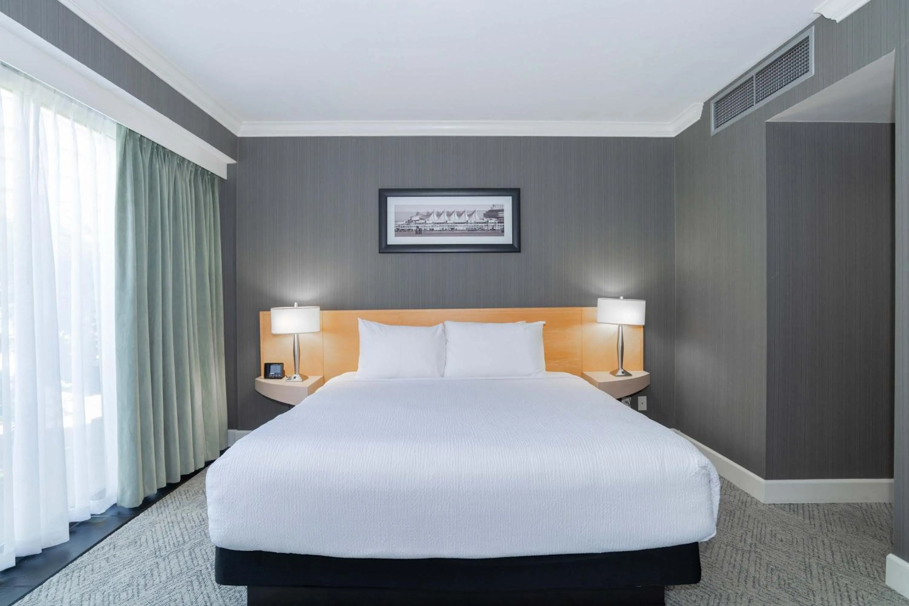 Photo of the whole room, Bed in Sandman Signature Vancouver Airport Hotel & Resort