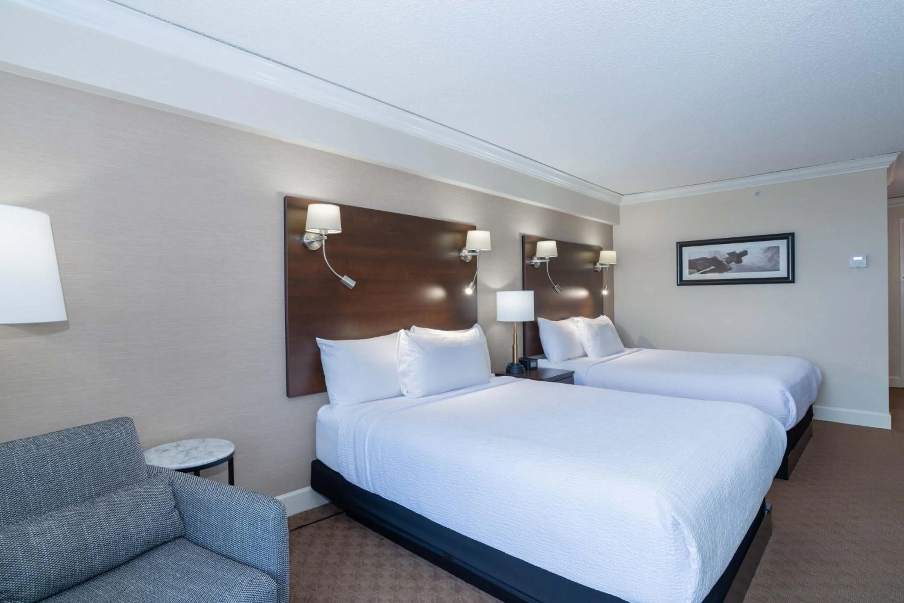 Photo of the whole room, Bed in Sandman Signature Vancouver Airport Hotel & Resort