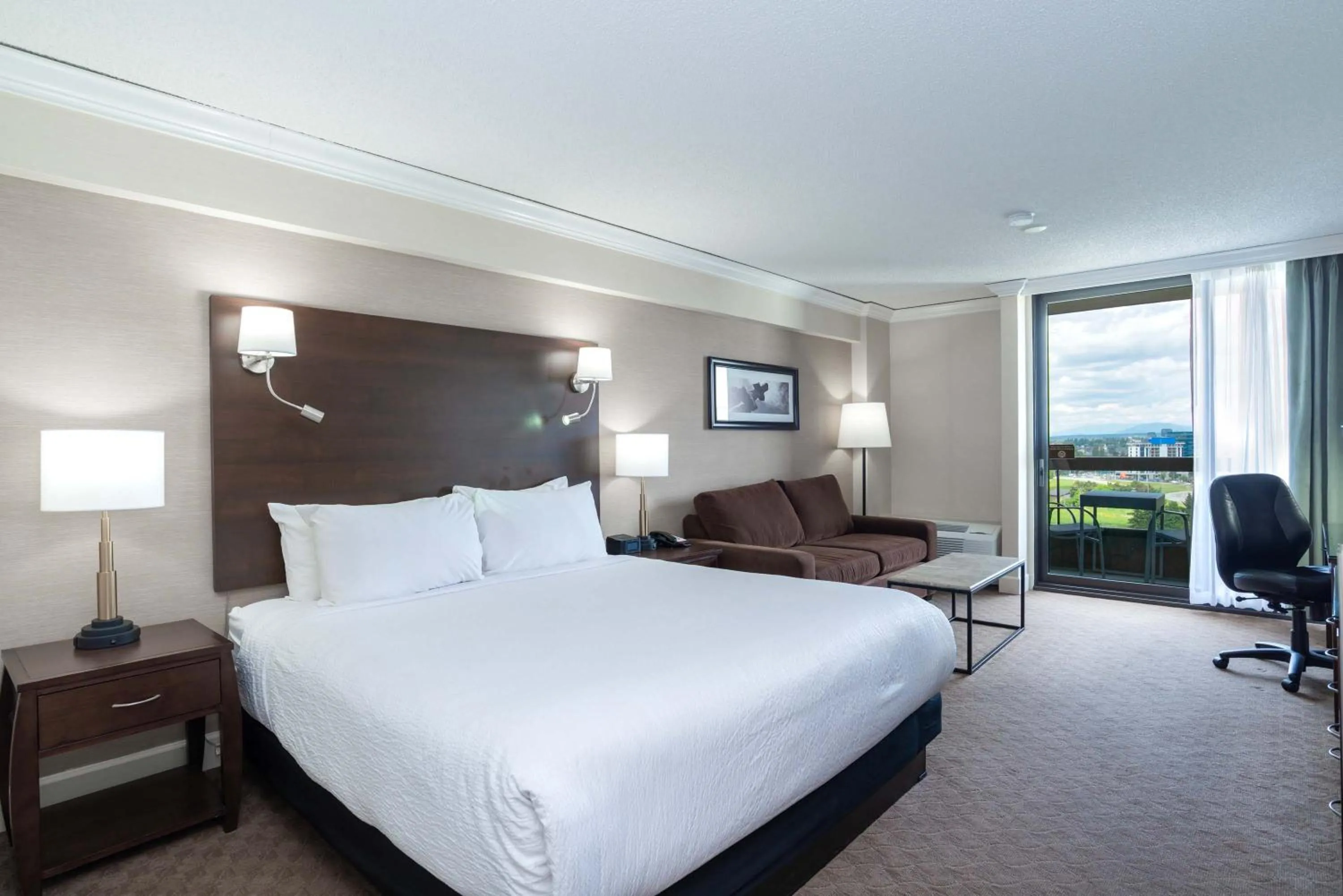 Photo of the whole room, Bed in Sandman Signature Vancouver Airport Hotel & Resort