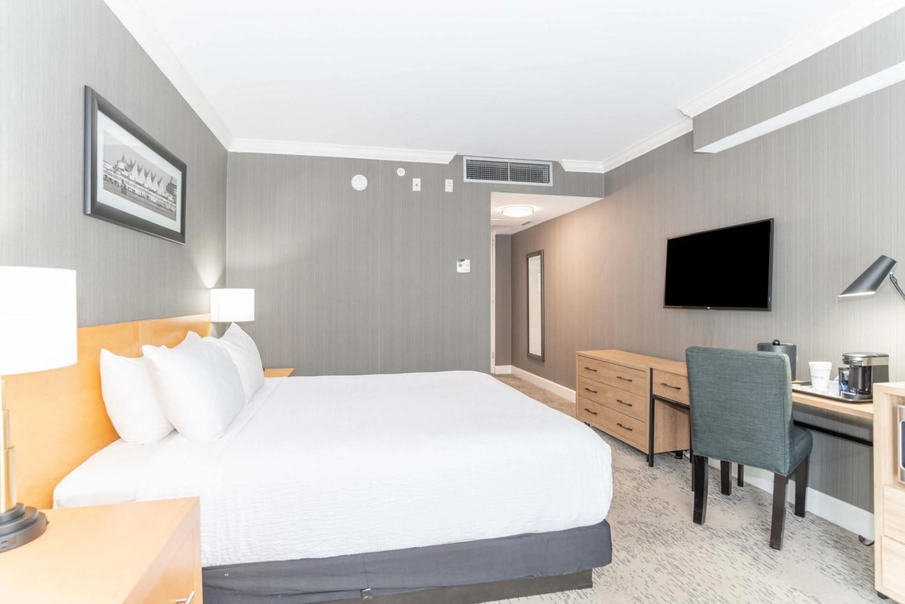 Photo of the whole room, Bed in Sandman Signature Vancouver Airport Hotel & Resort