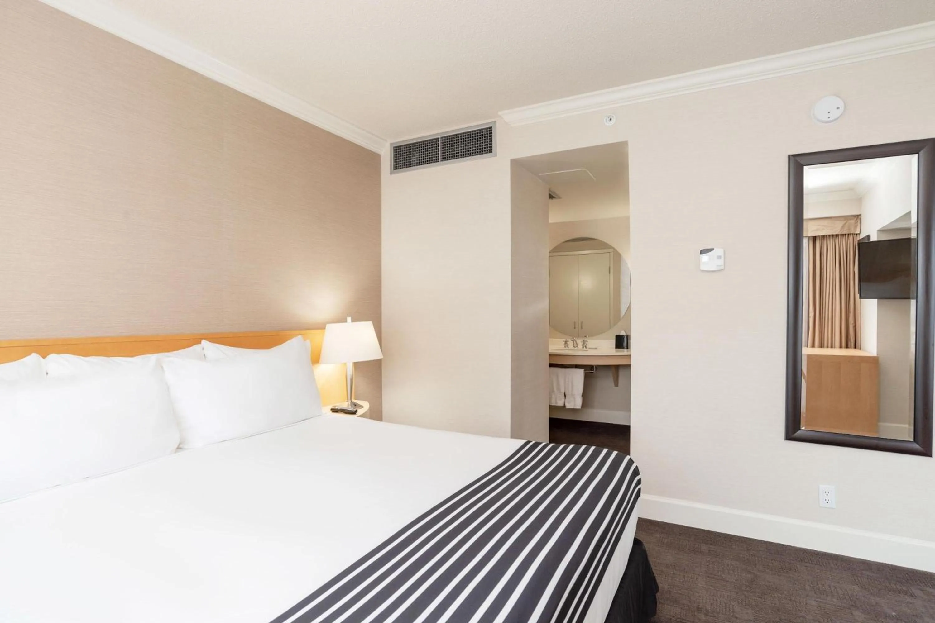 Photo of the whole room, Bed in Sandman Signature Vancouver Airport Hotel & Resort