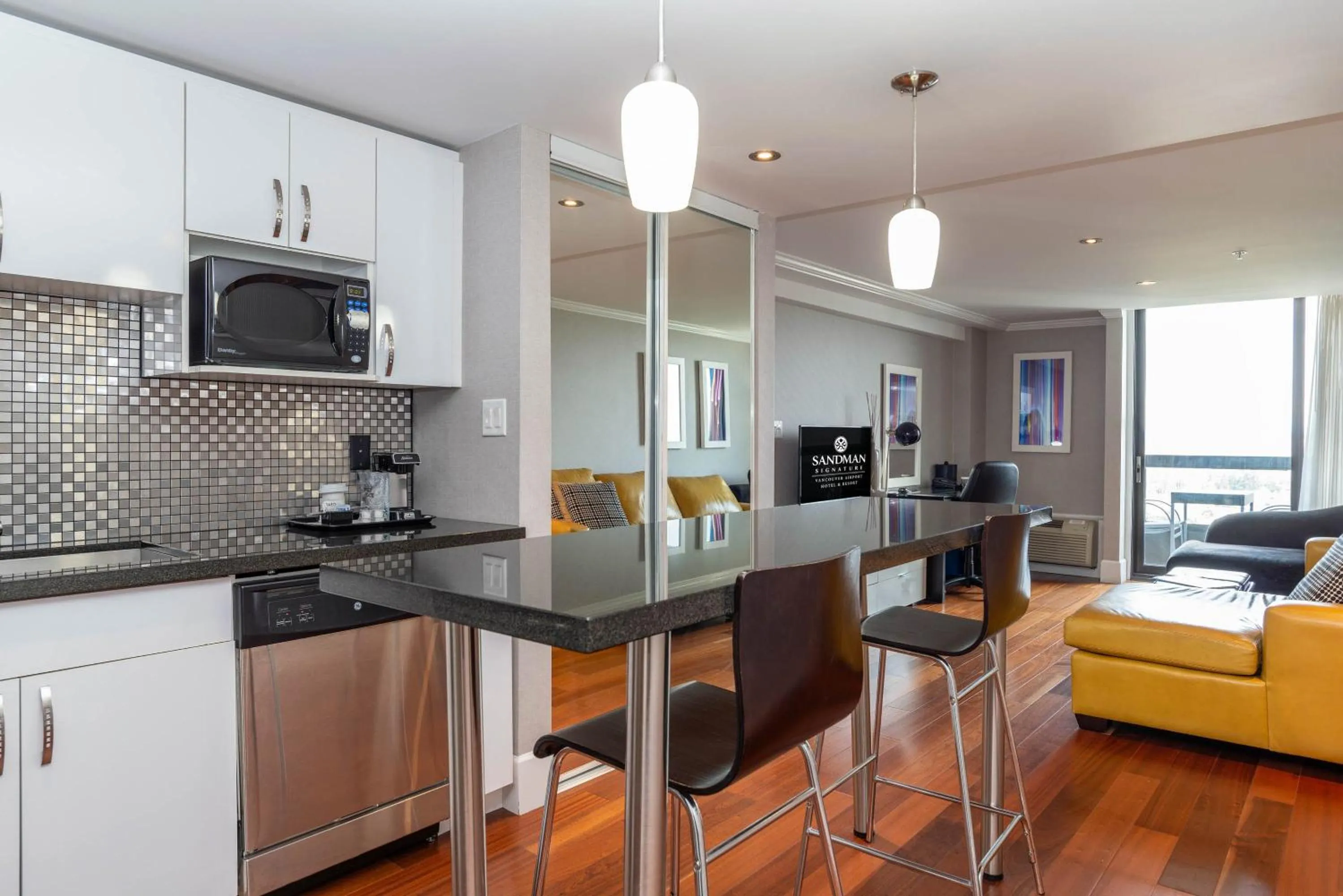Kitchen or kitchenette in Sandman Signature Vancouver Airport Hotel & Resort