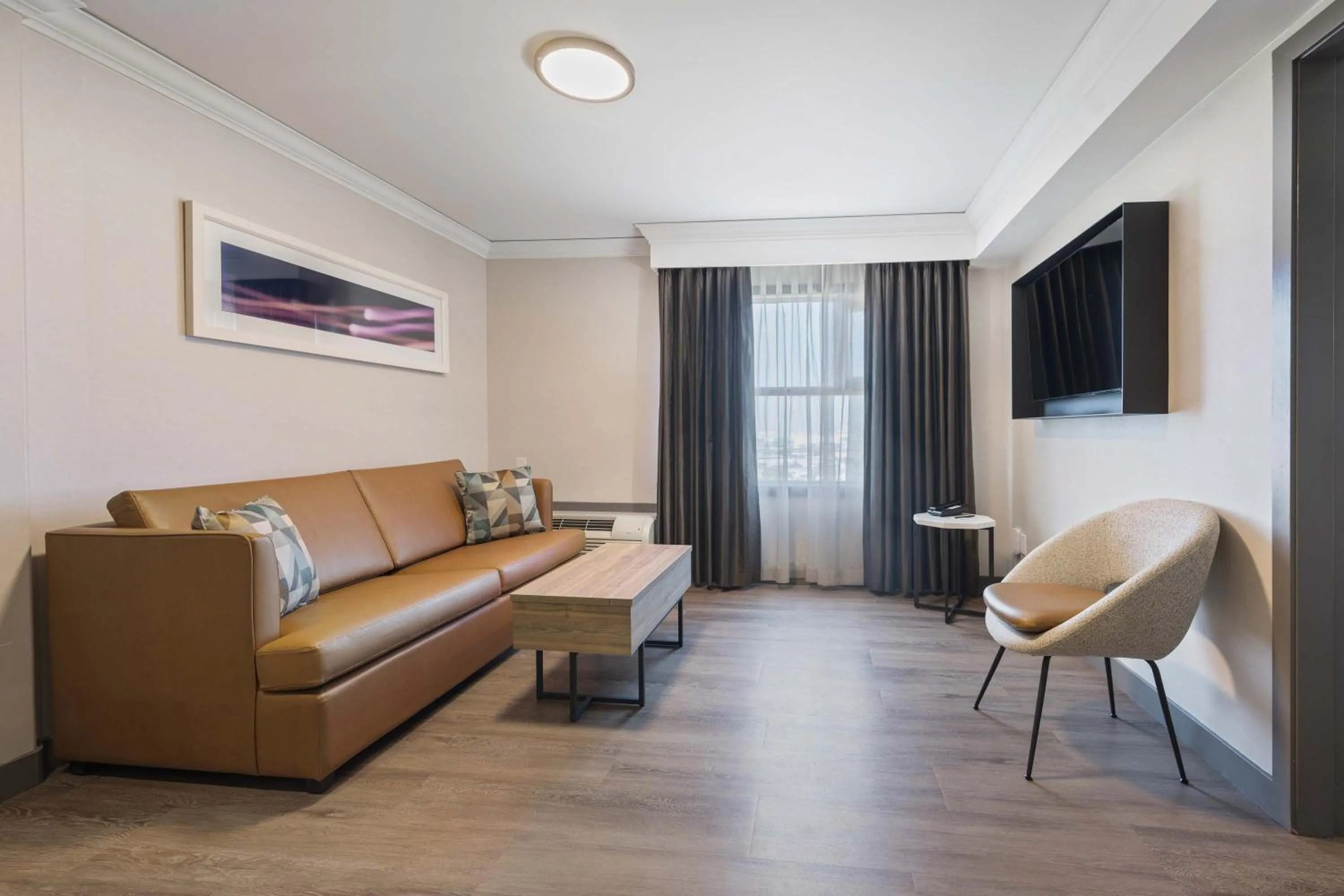 Photo of the whole room in Sandman Signature Toronto Airport Hotel