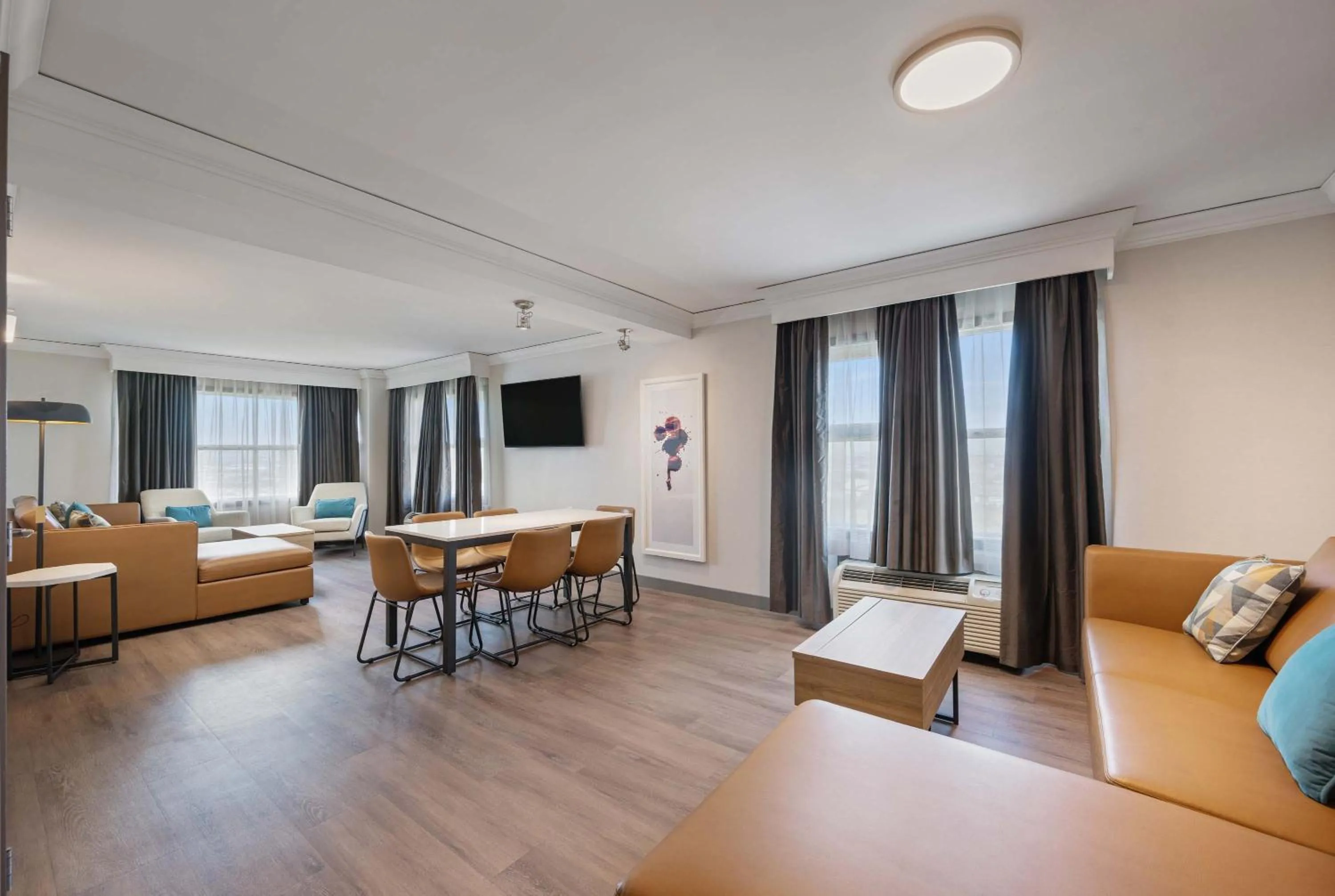 Photo of the whole room, Bed in Sandman Signature Toronto Airport Hotel