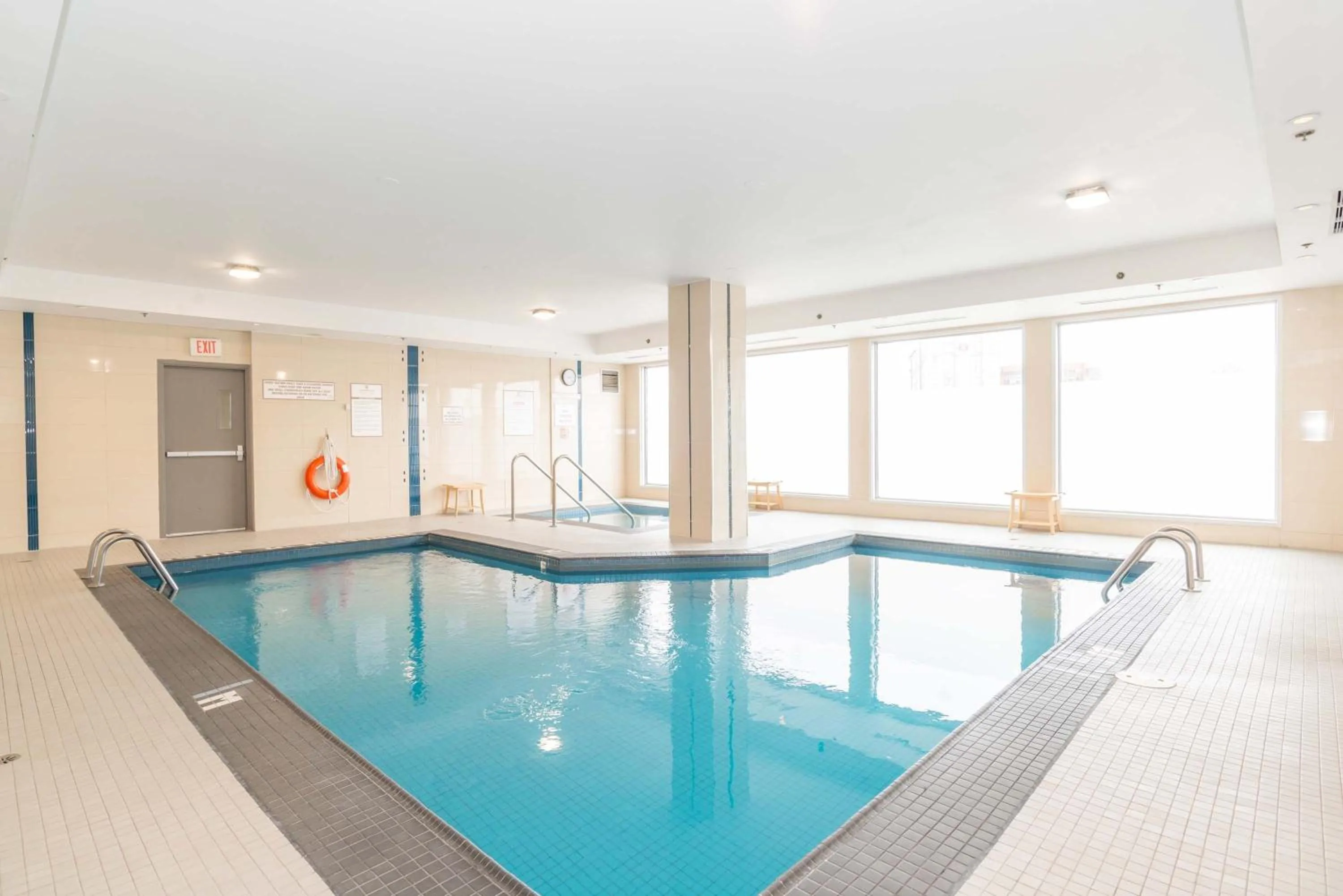 Swimming pool in Sandman Signature Toronto Airport Hotel