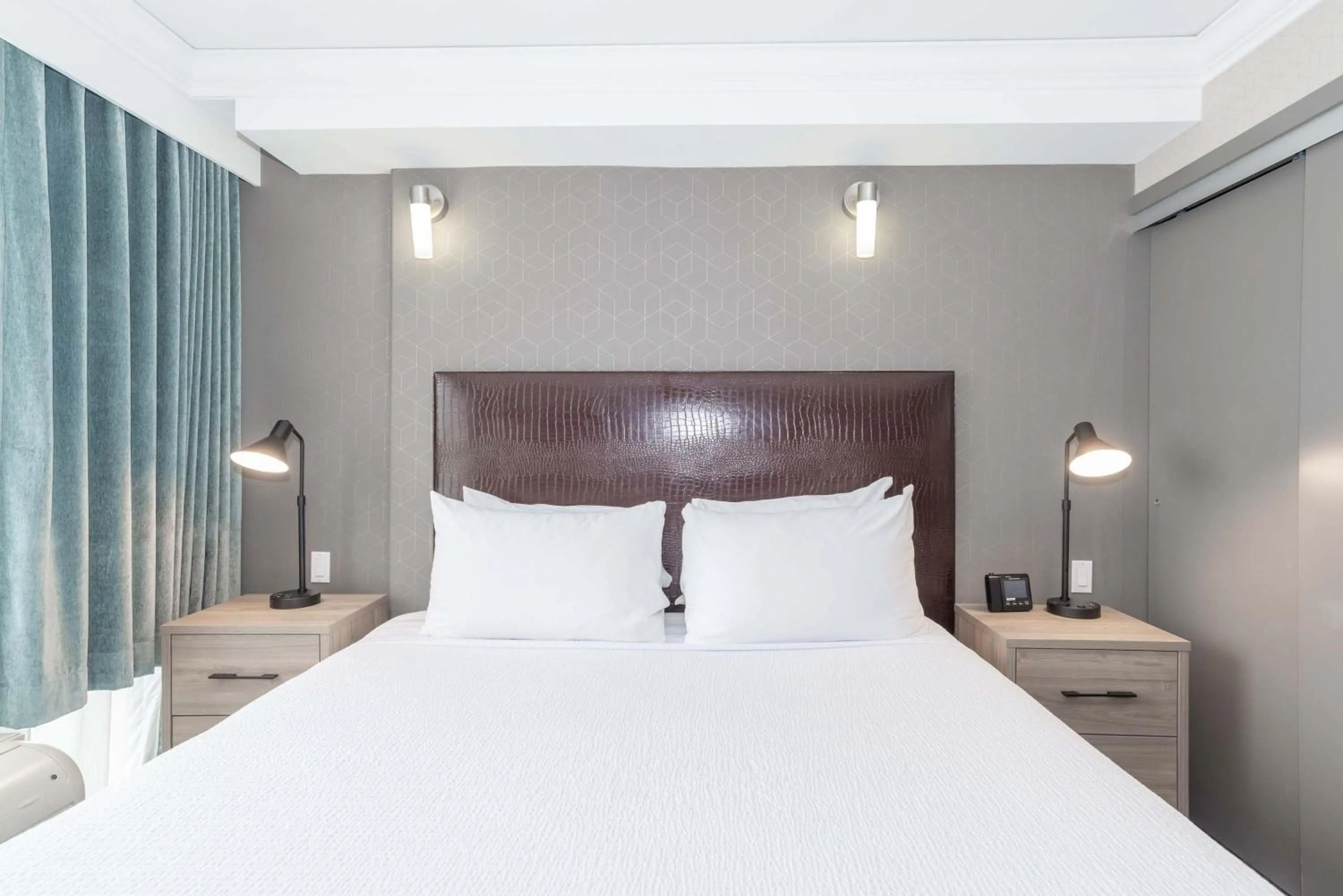 Photo of the whole room, Bed in Sandman Signature Toronto Airport Hotel