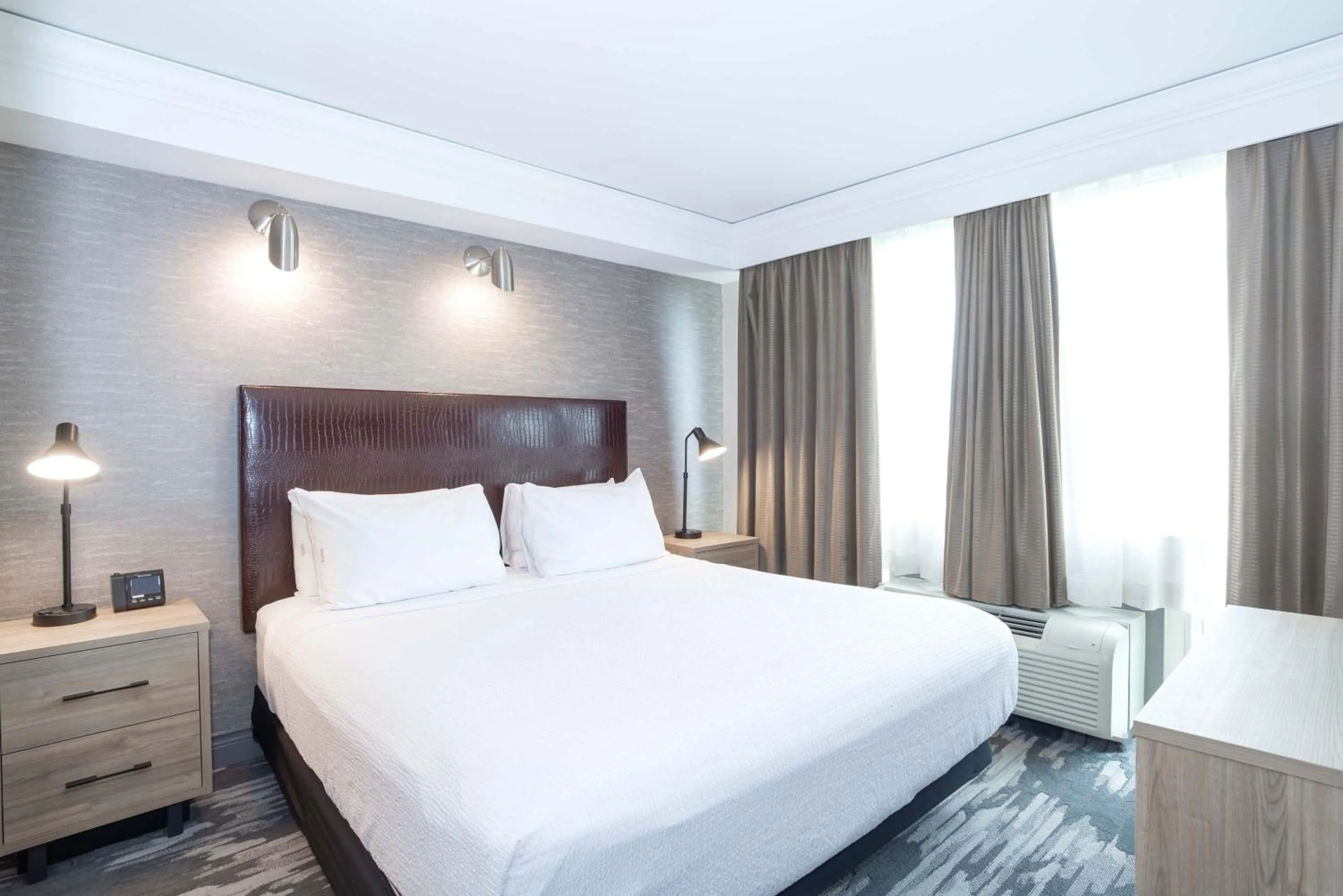Photo of the whole room, Bed in Sandman Signature Toronto Airport Hotel