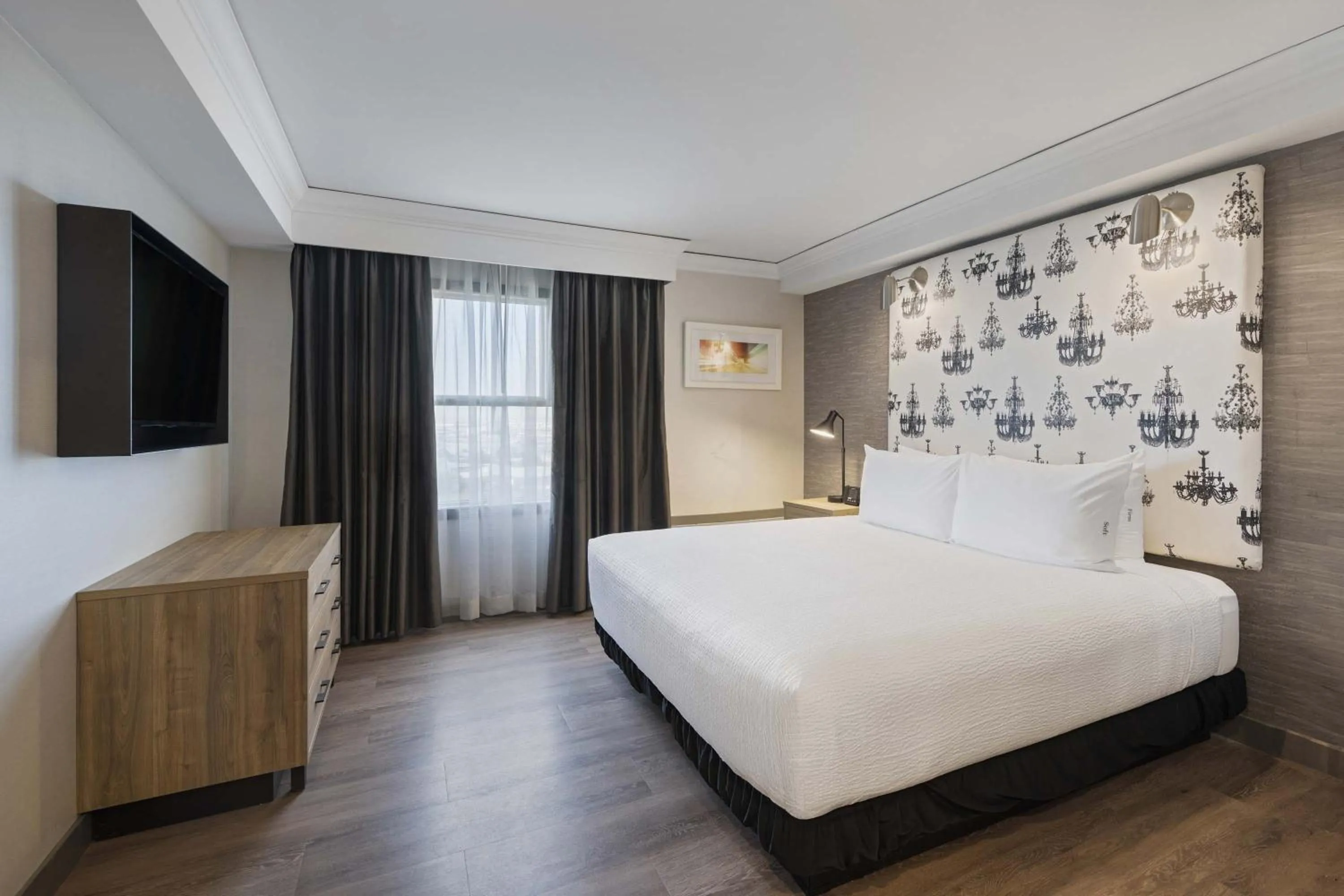 Photo of the whole room, Bed in Sandman Signature Toronto Airport Hotel