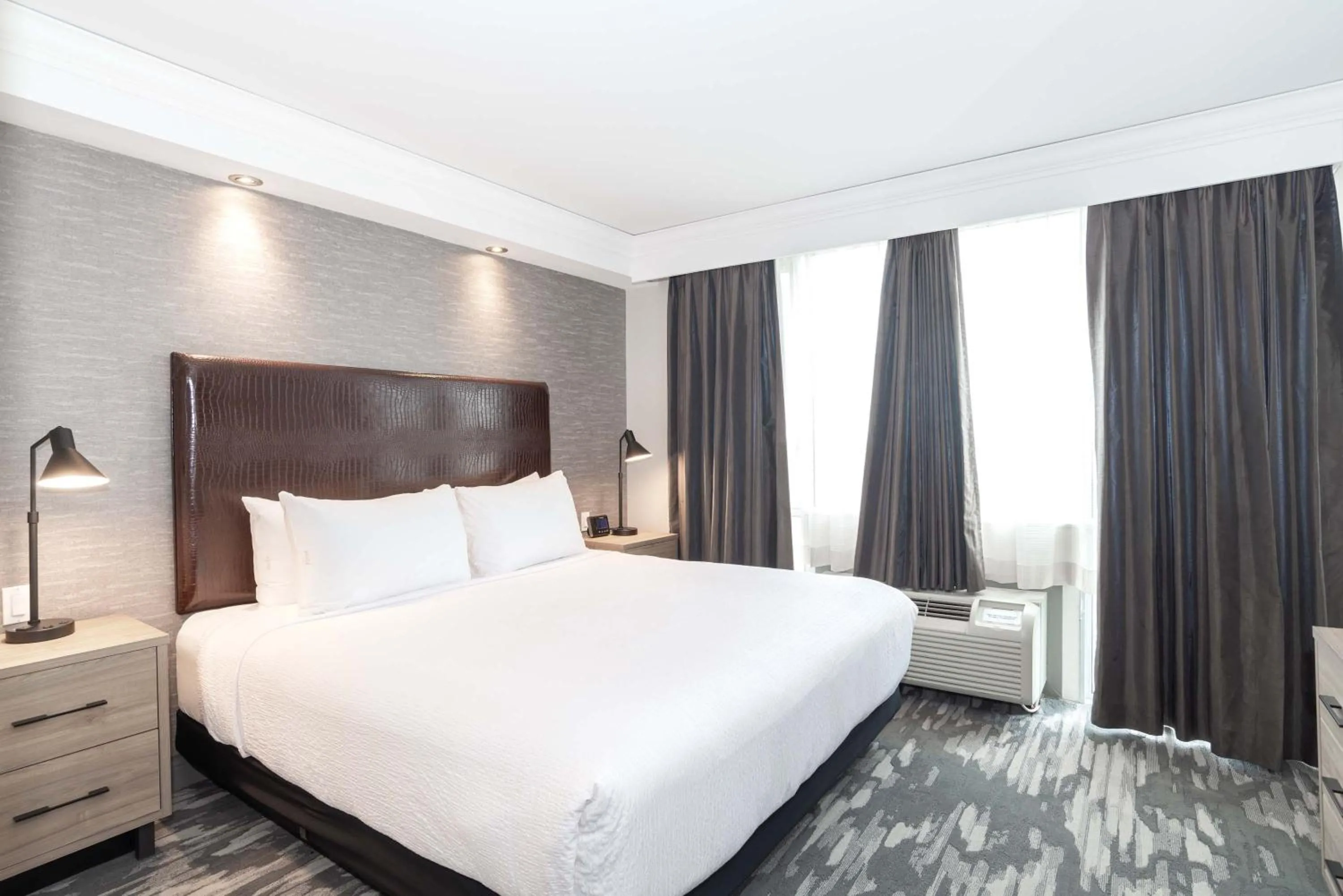 Photo of the whole room, Bed in Sandman Signature Toronto Airport Hotel