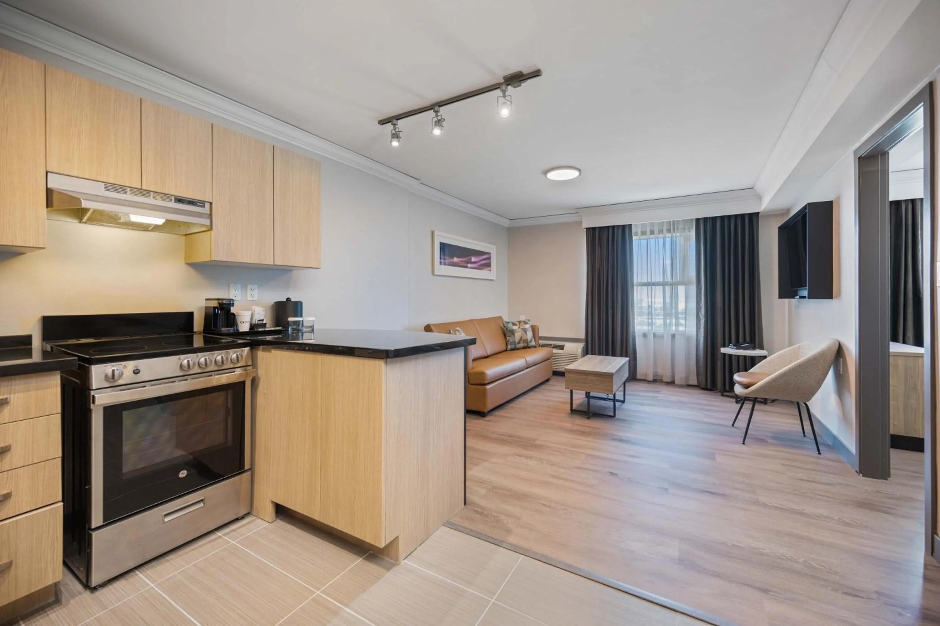 Kitchen or kitchenette in Sandman Signature Toronto Airport Hotel