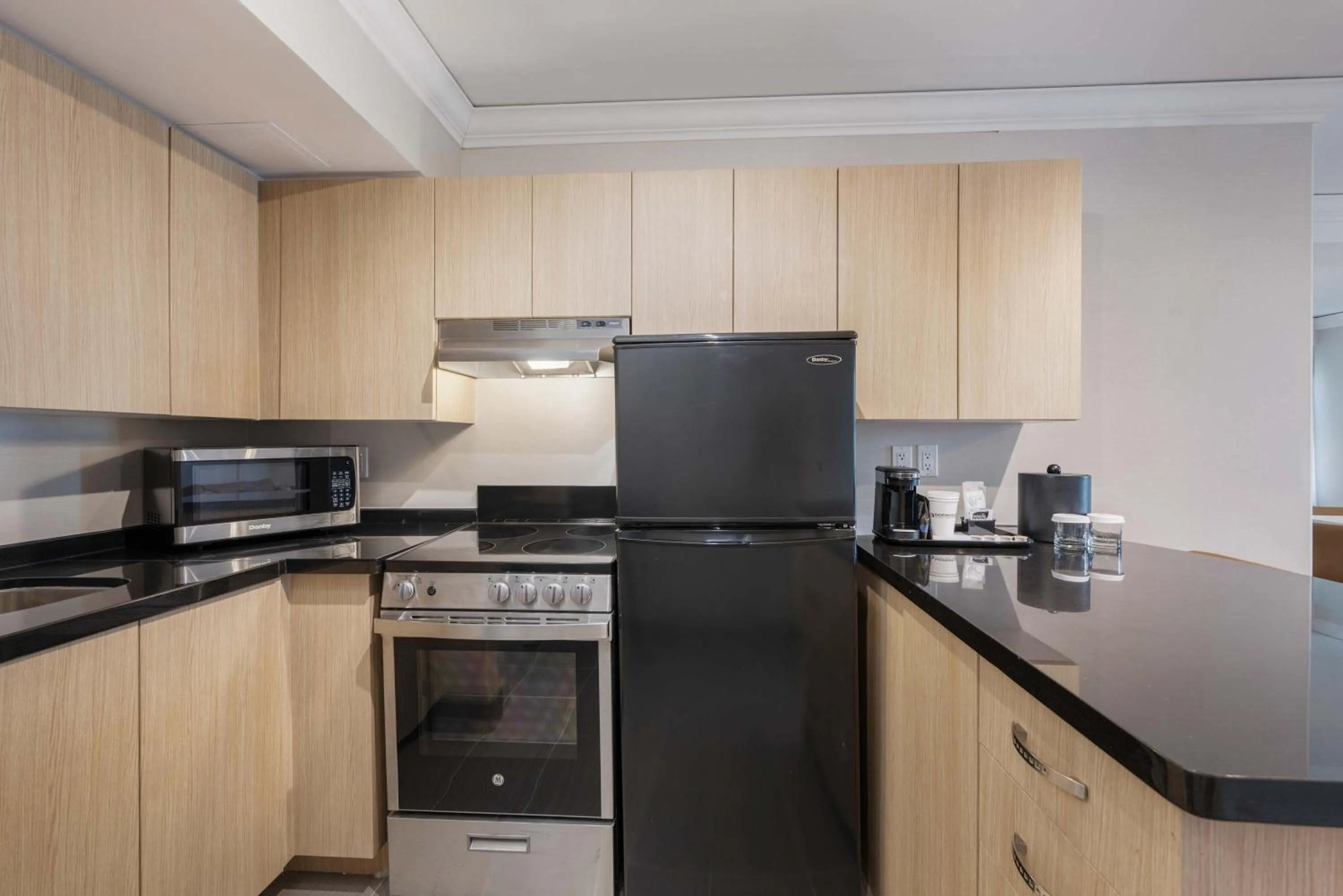 Kitchen or kitchenette in Sandman Signature Toronto Airport Hotel