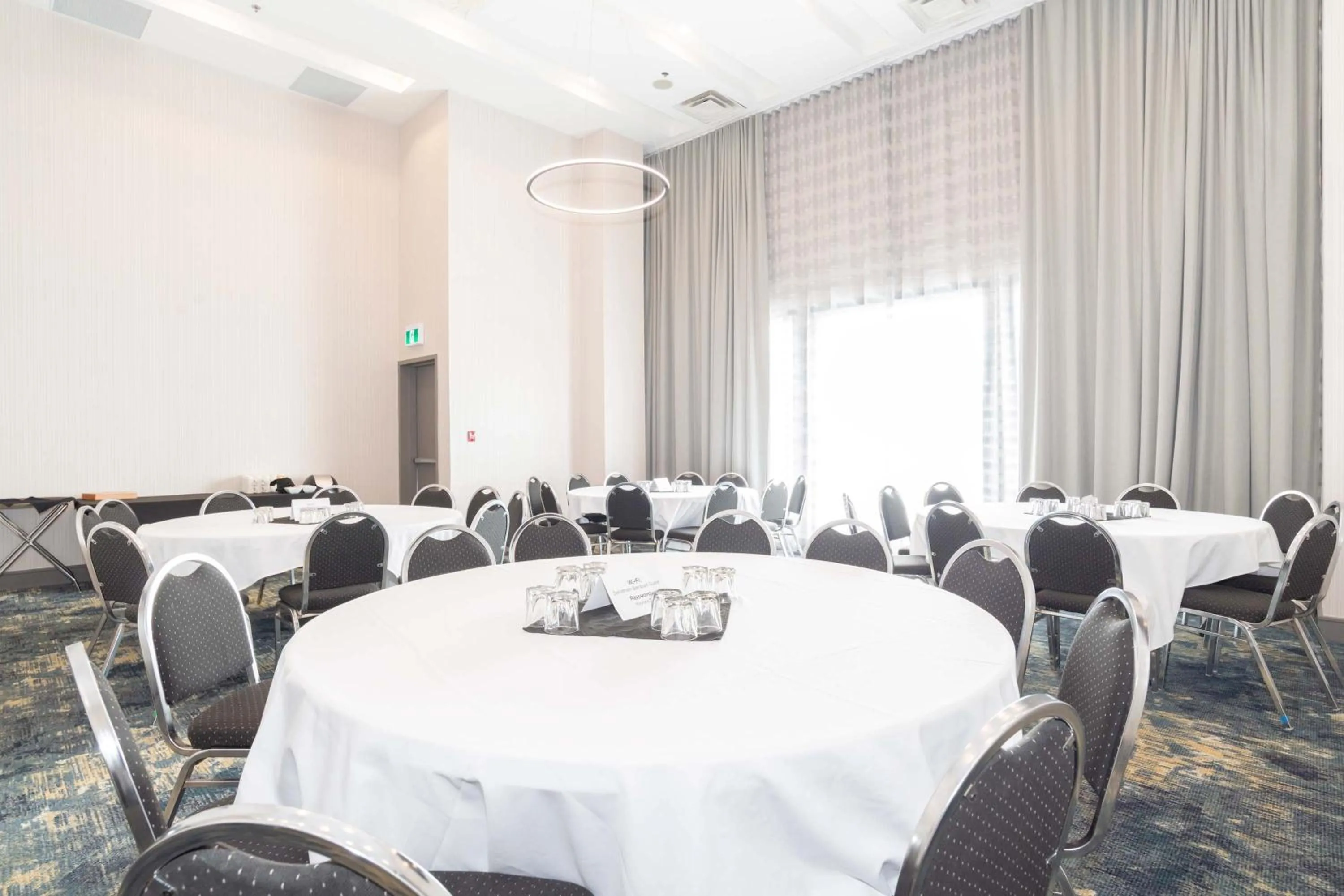 Meeting/conference room in Sandman Signature Toronto Airport Hotel