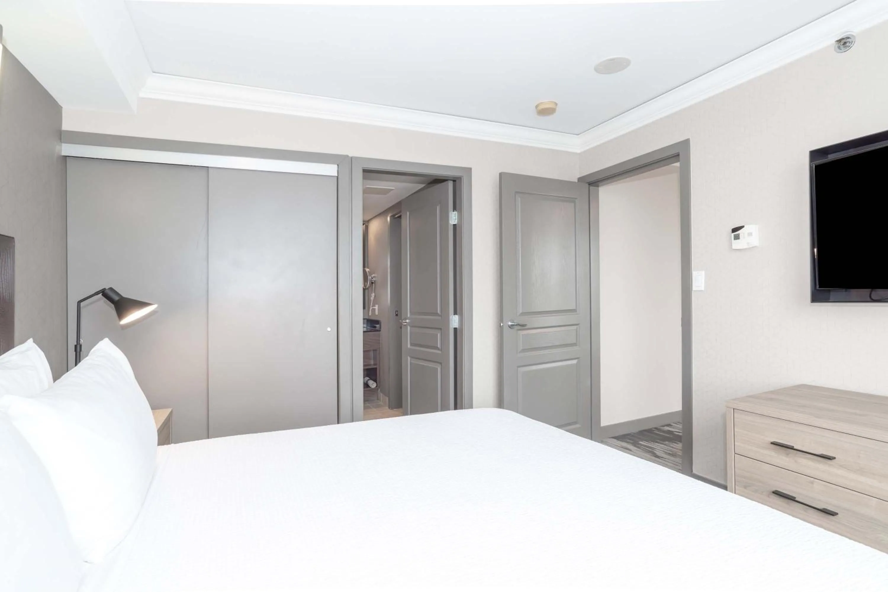 Photo of the whole room, Bed in Sandman Signature Toronto Airport Hotel