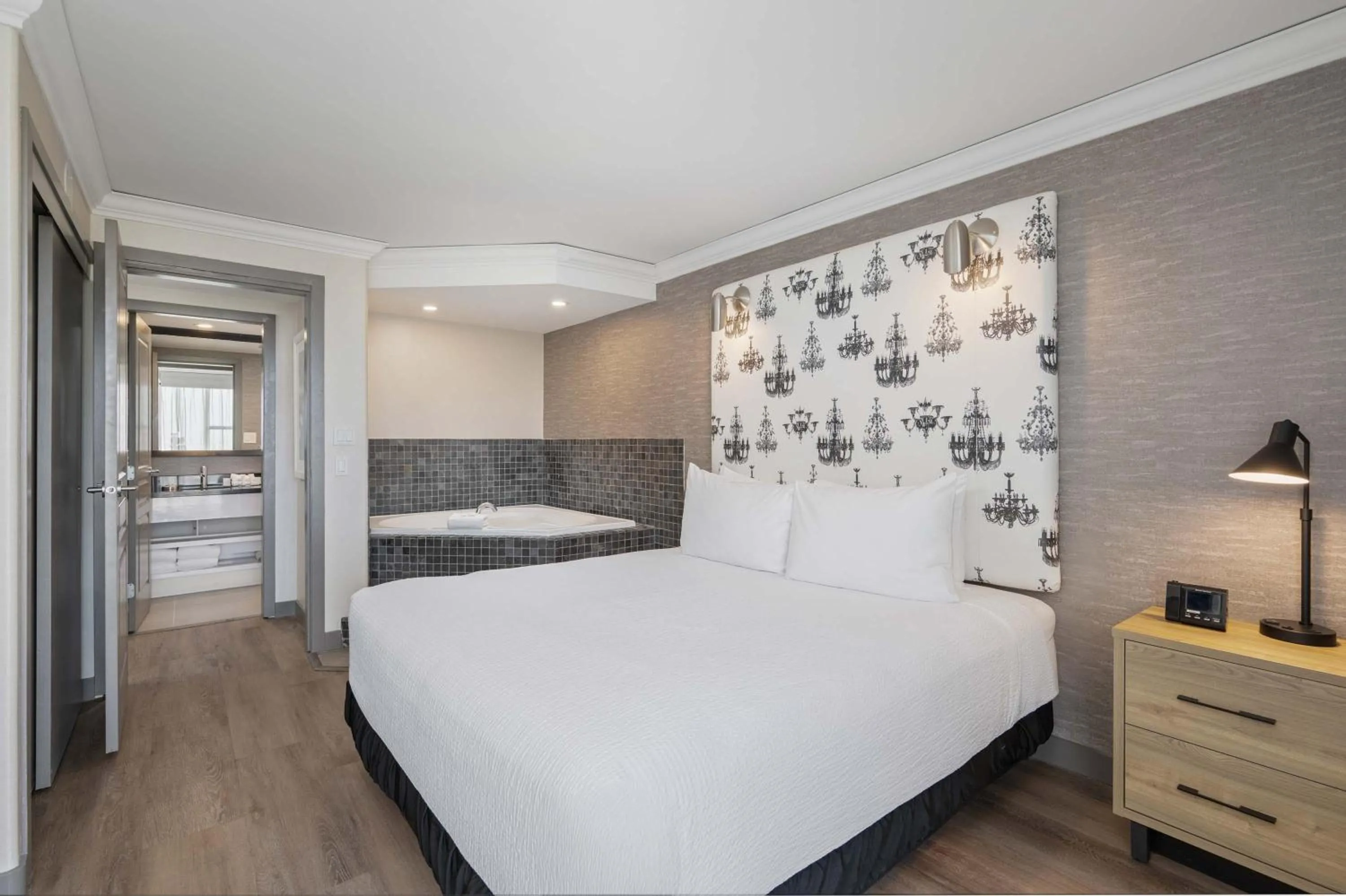 Photo of the whole room, Bed in Sandman Signature Toronto Airport Hotel