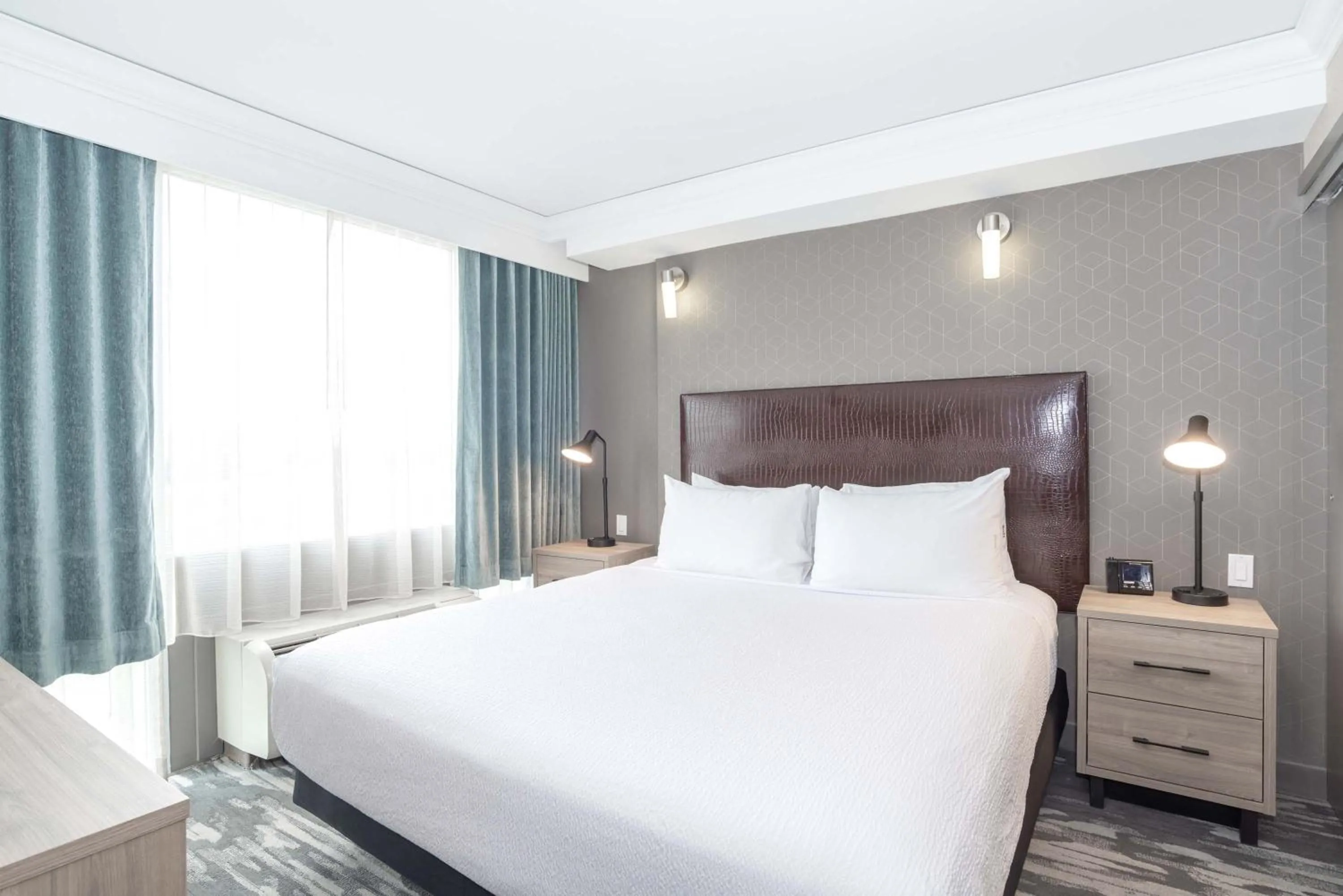 Photo of the whole room, Bed in Sandman Signature Toronto Airport Hotel