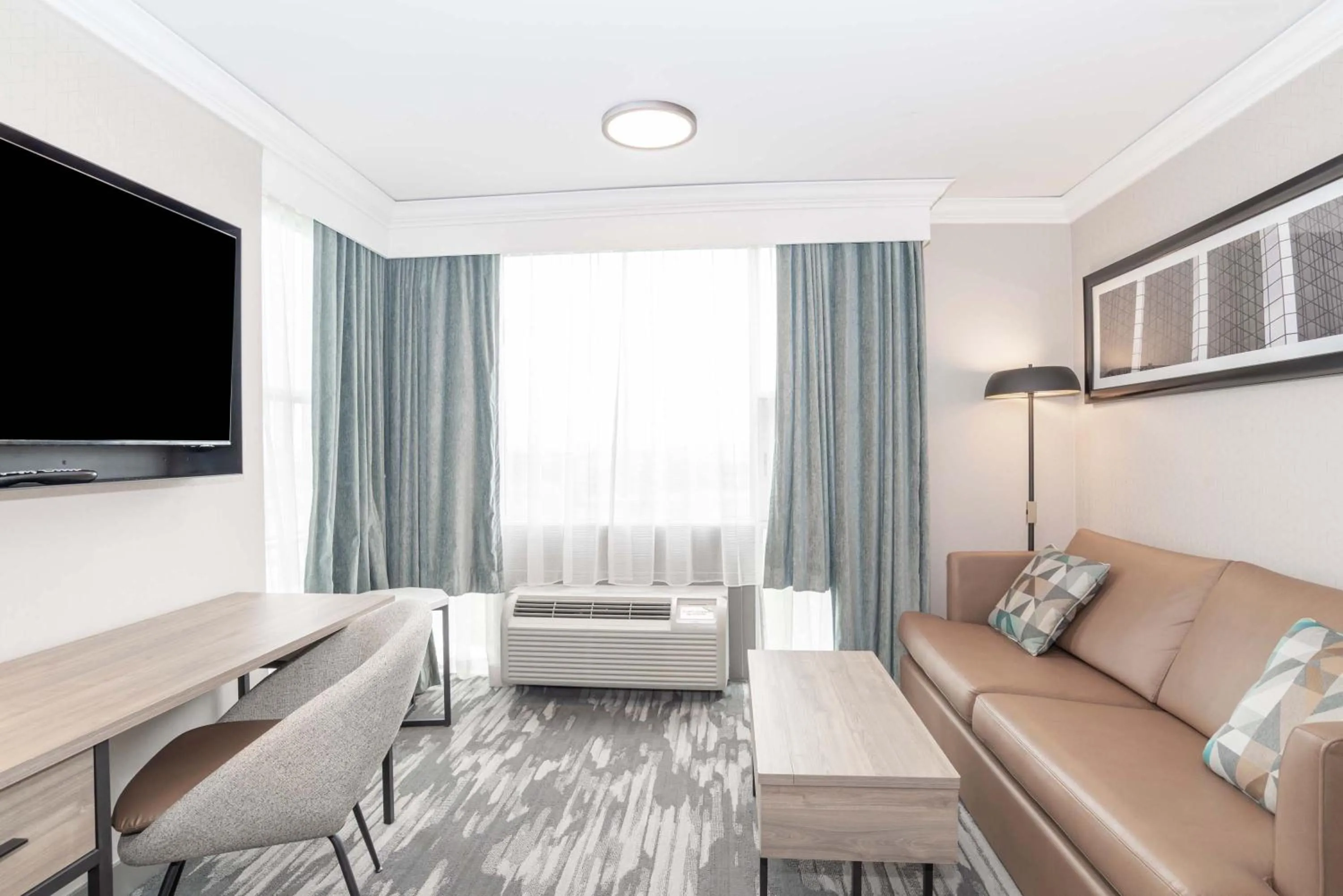 Photo of the whole room in Sandman Signature Toronto Airport Hotel