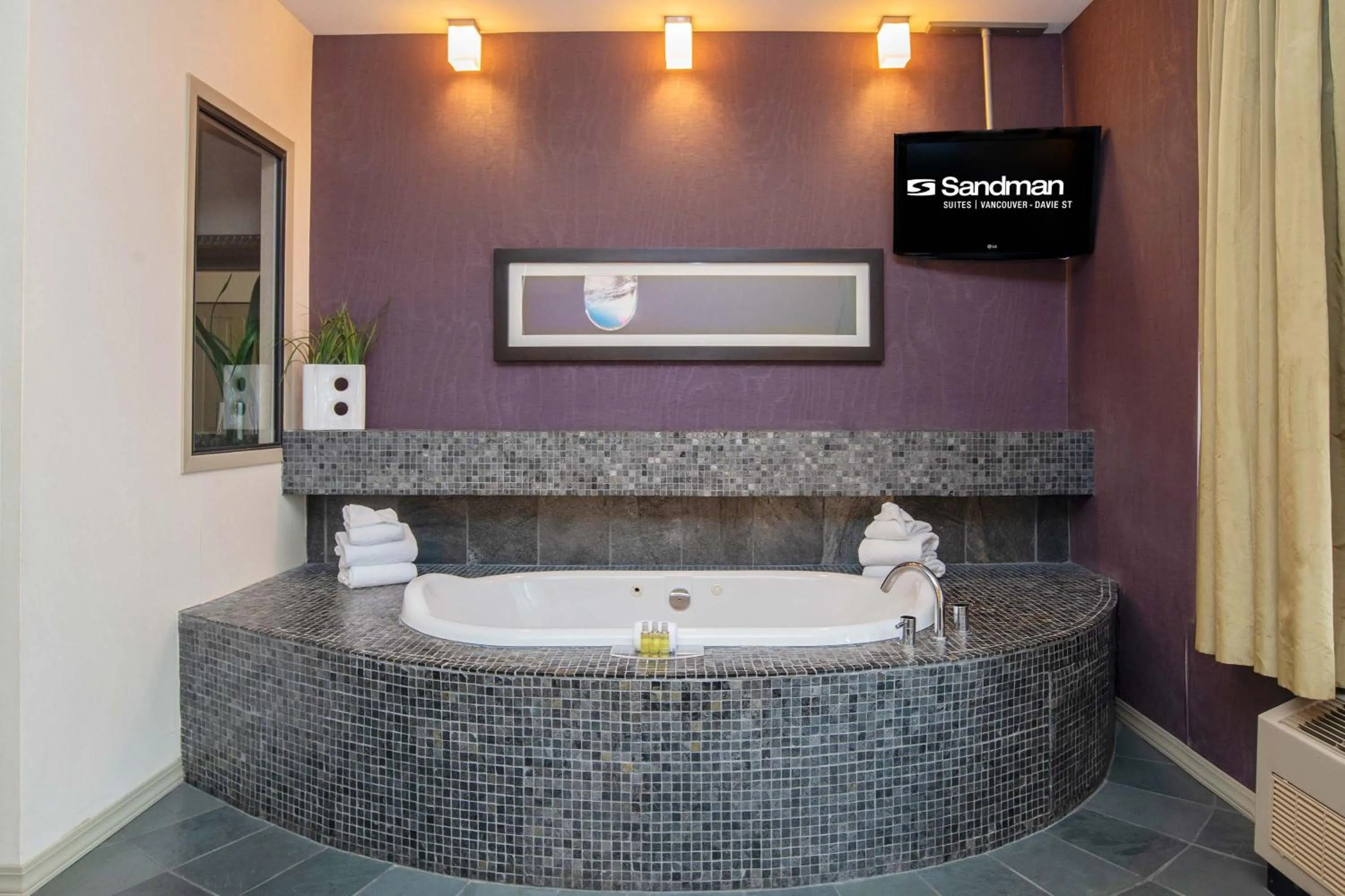 Photo of the whole room in Sandman Suites Vancouver on Davie