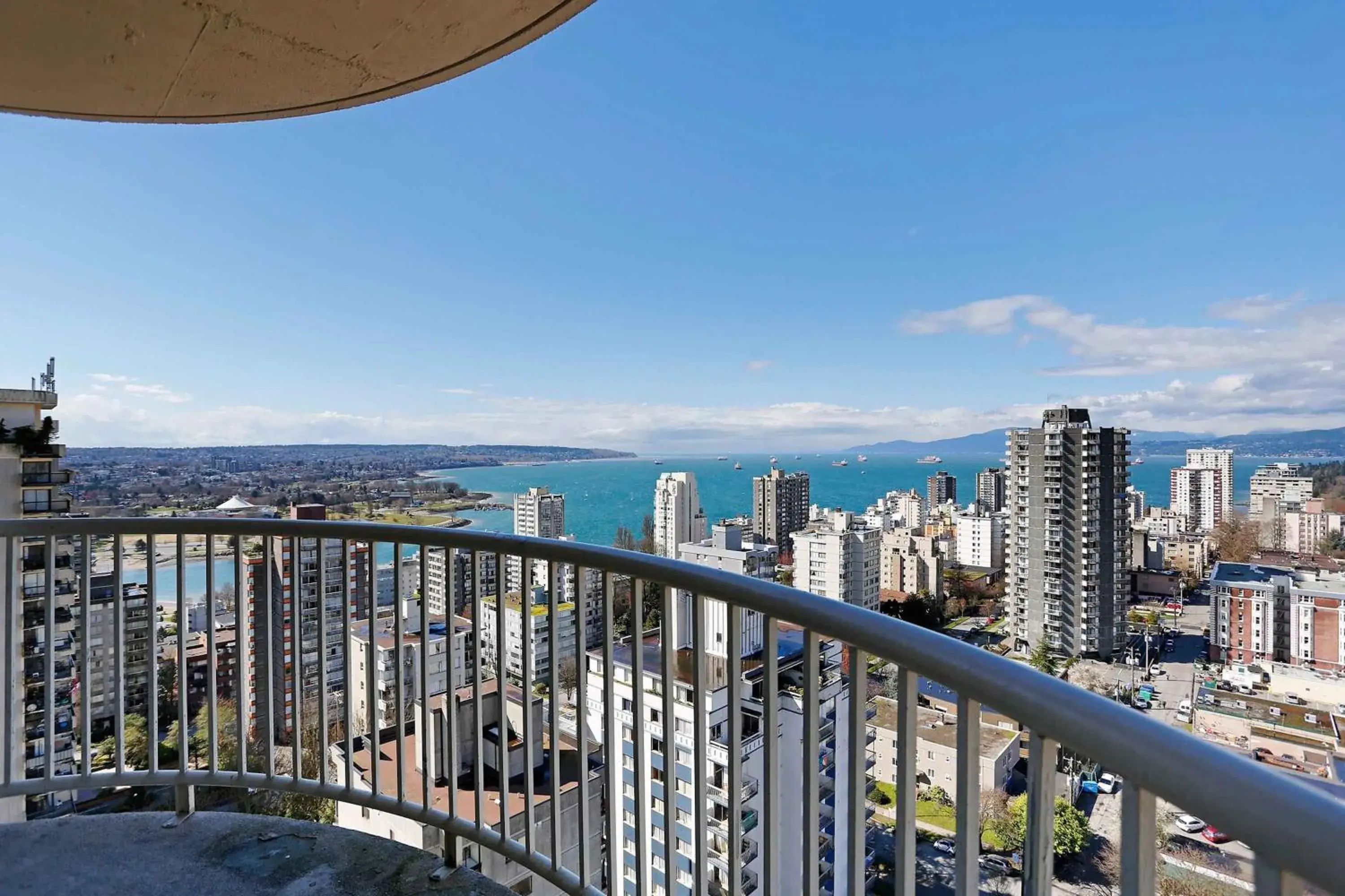 Property building in Sandman Suites Vancouver on Davie Property building in Sandman Suites Vancouver on Davie