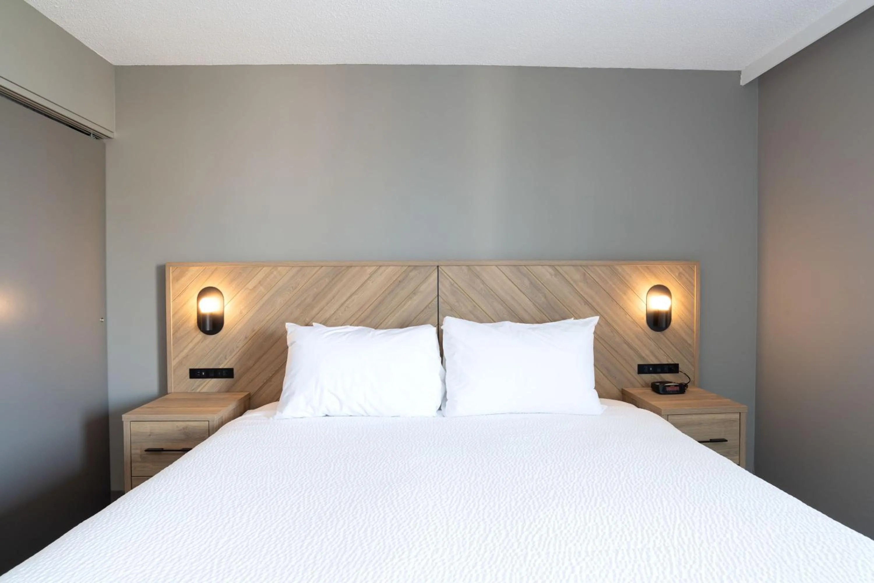 Photo of the whole room, Bed in Sandman Suites Vancouver on Davie