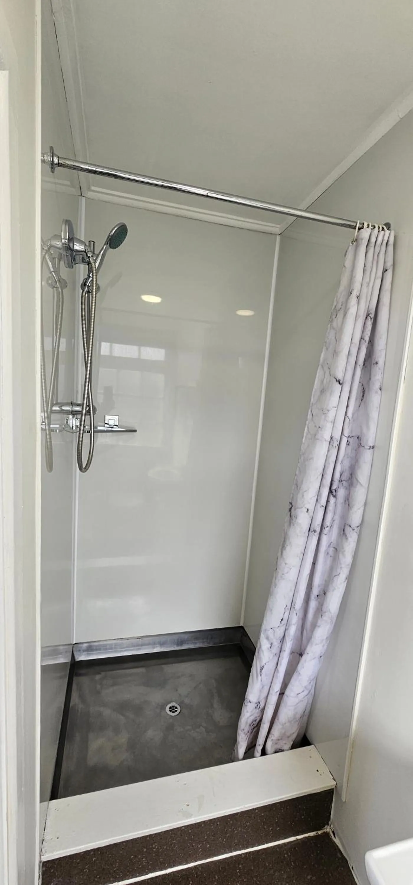 Shower in Kiwi As Guest House