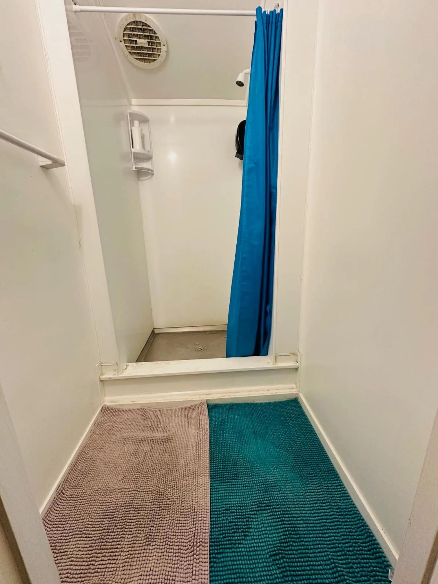 Shower in Kiwi As Guest House