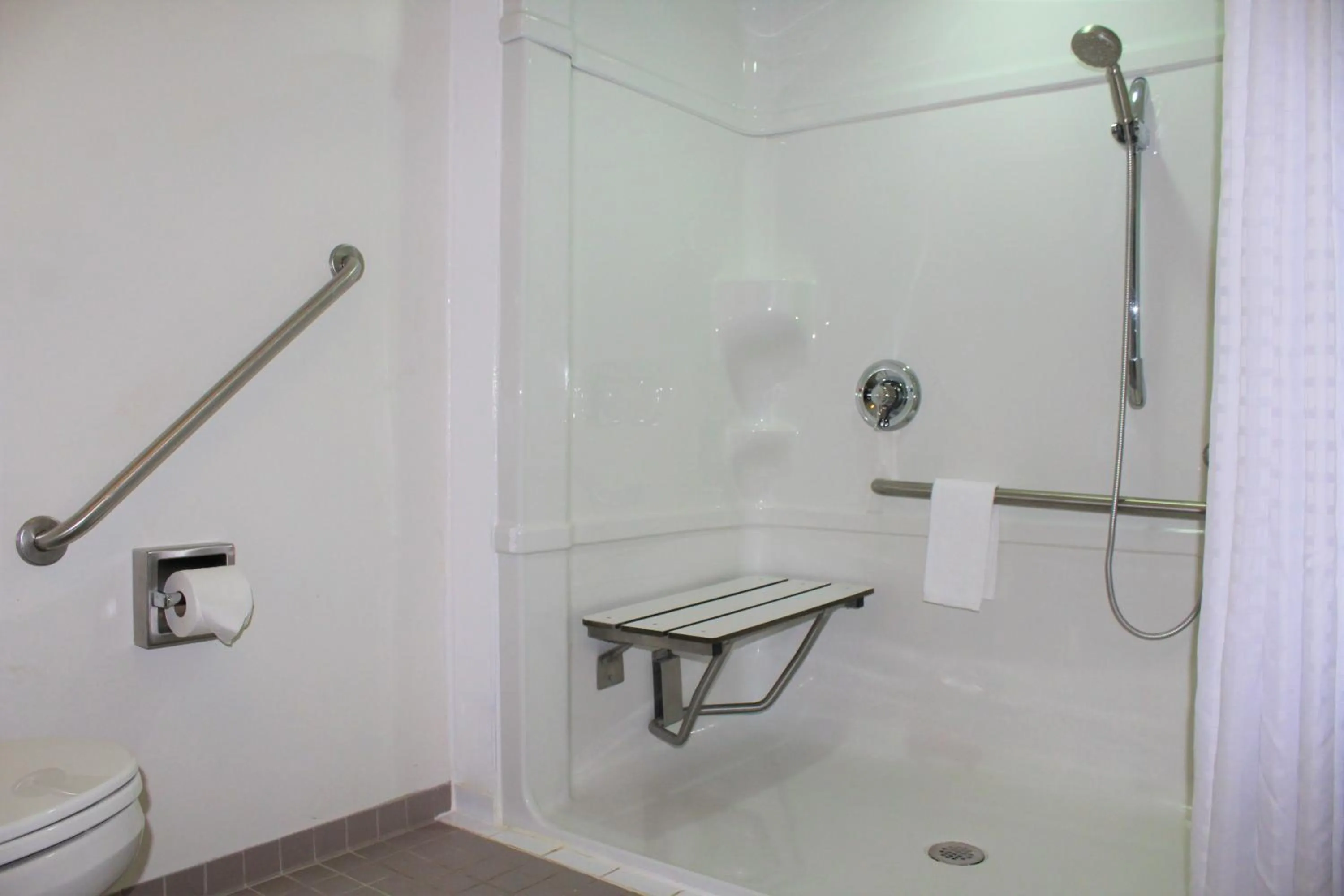 Shower in Residence & Conference Centre - Niagara-on-the-Lake