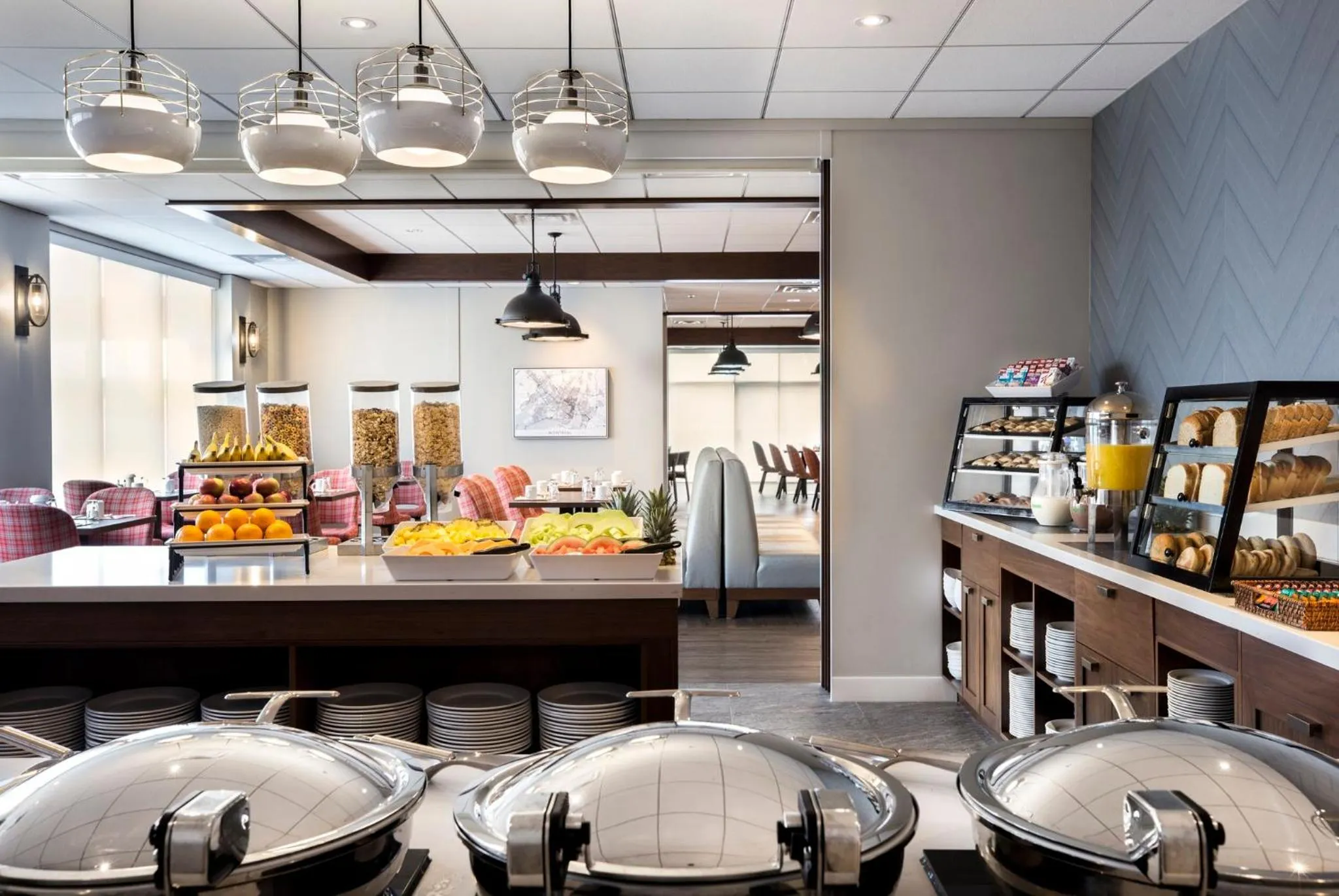 Restaurant/places to eat in Holiday Inn Montreal Longueuil by IHG