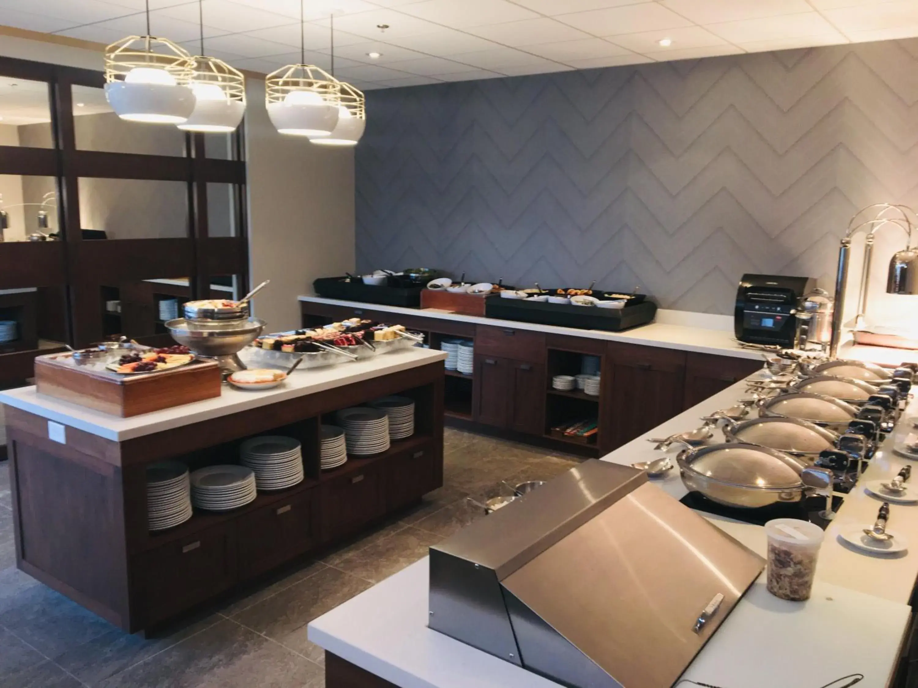 Restaurant/places to eat in Holiday Inn Montreal Longueuil by IHG Restaurant/places to eat in Holiday Inn Montreal Longueuil by IHG