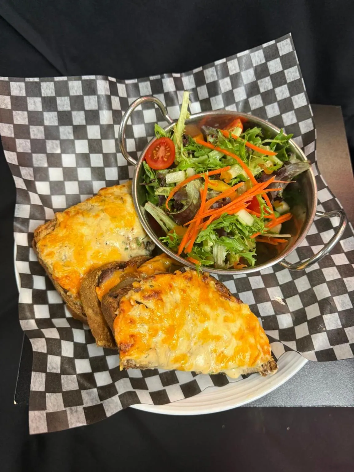 Restaurant/places to eat in Holiday Inn Montreal Longueuil by IHG